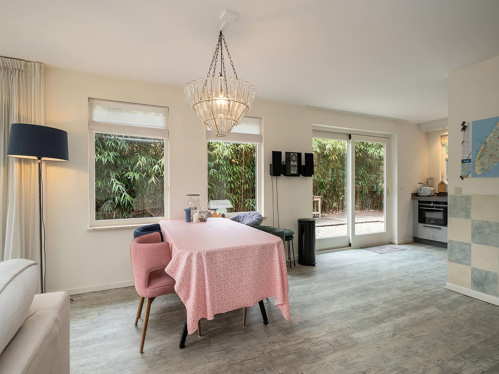 De woonkamer van Bosrandweg 496 in De Koog