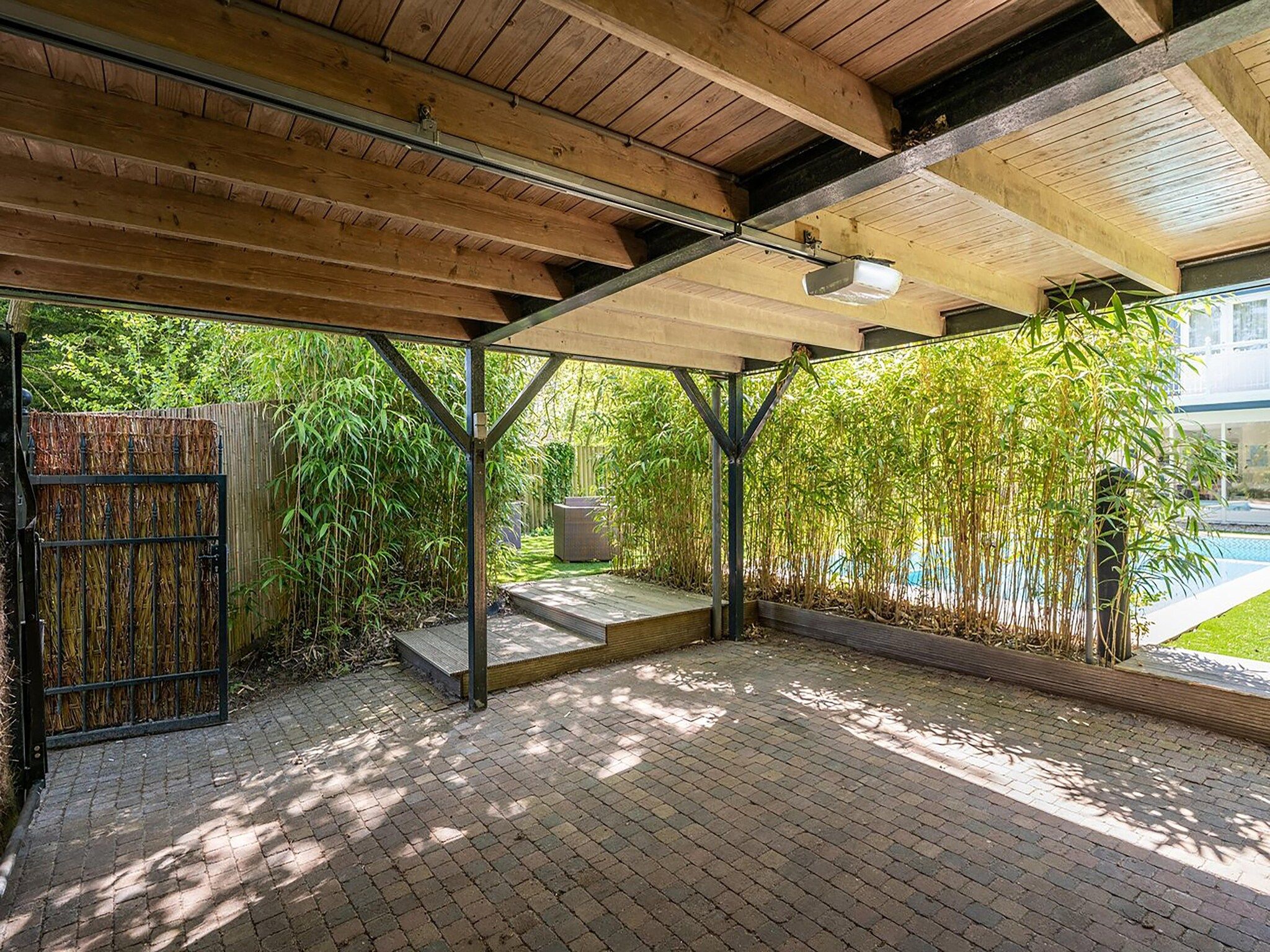 De tuin van Bosrandweg 496 in De Koog