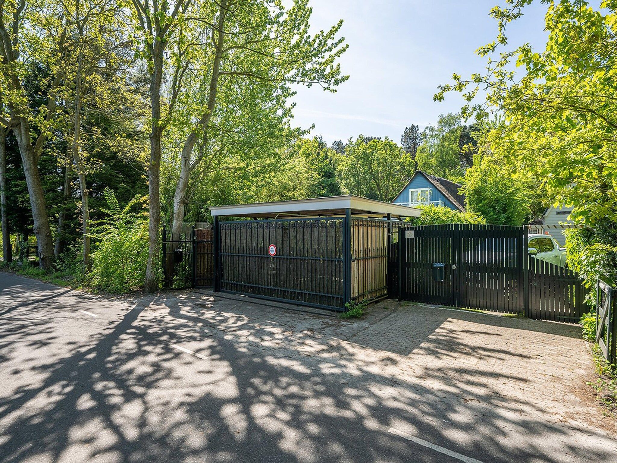 De tuin van Bosrandweg 496 in De Koog