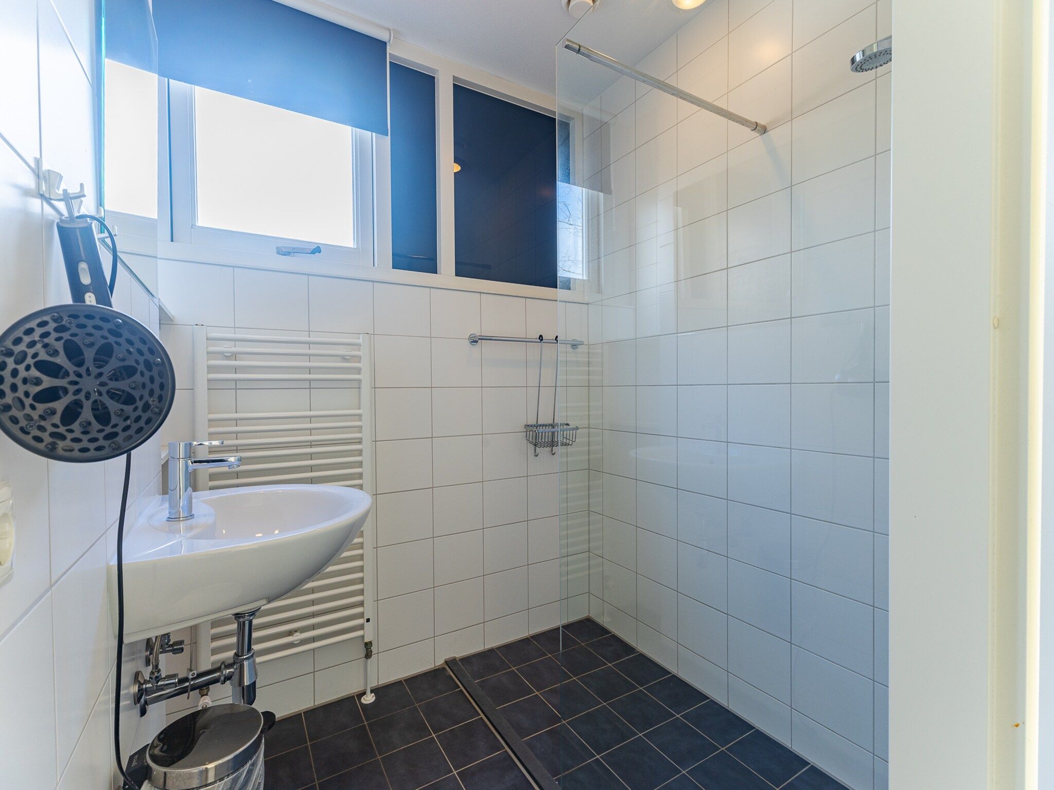 De badkamer van Zonnedorp 1 Solskin Renesse | Beach Holiday in Modern Holiday Home in Renesse