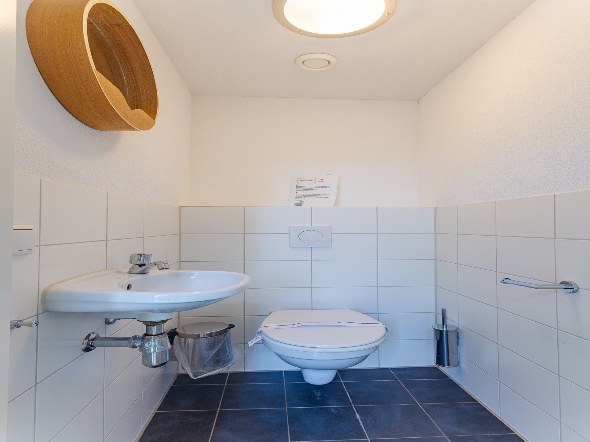 De badkamer van Zonnedorp 1 Solskin Renesse | Beach Holiday in Modern Holiday Home in Renesse