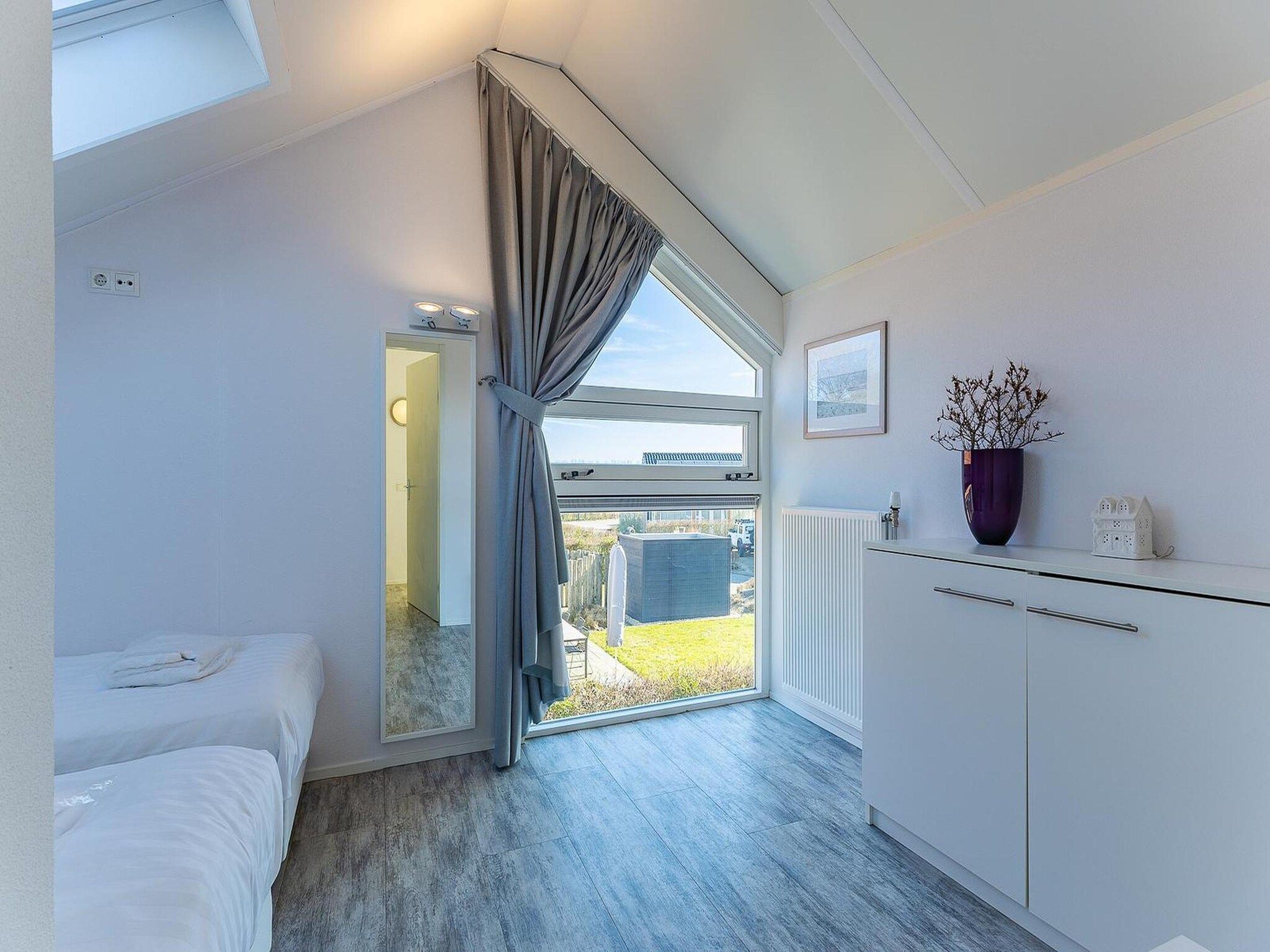 Een slaapkamer van Zonnedorp 4 Villa Jula Renesse | Comfortable beach villa for 6 People in Renesse