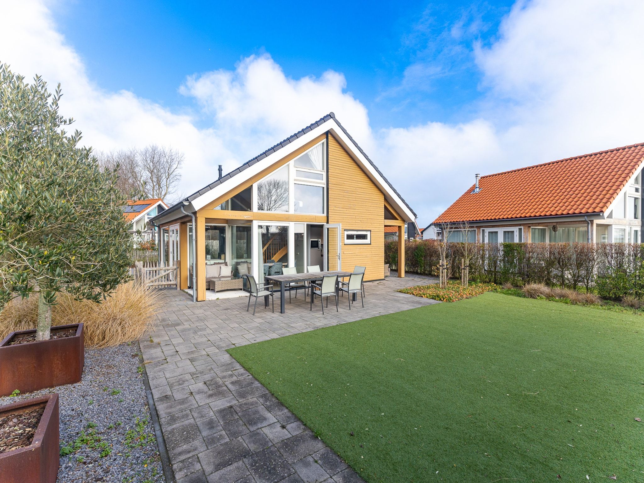 De buitenkant van Zonnedorp 7 De Meerpaal in Renesse | Comfortable holiday house close to the beach in Renesse