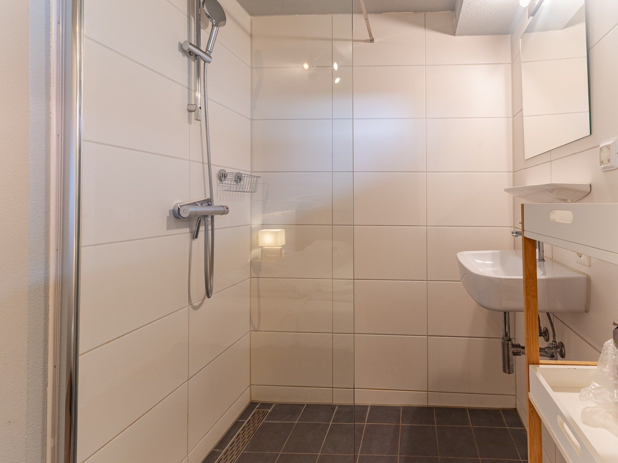 De badkamer van Zonnedorp 7 De Meerpaal in Renesse | Comfortable holiday house close to the beach in Renesse