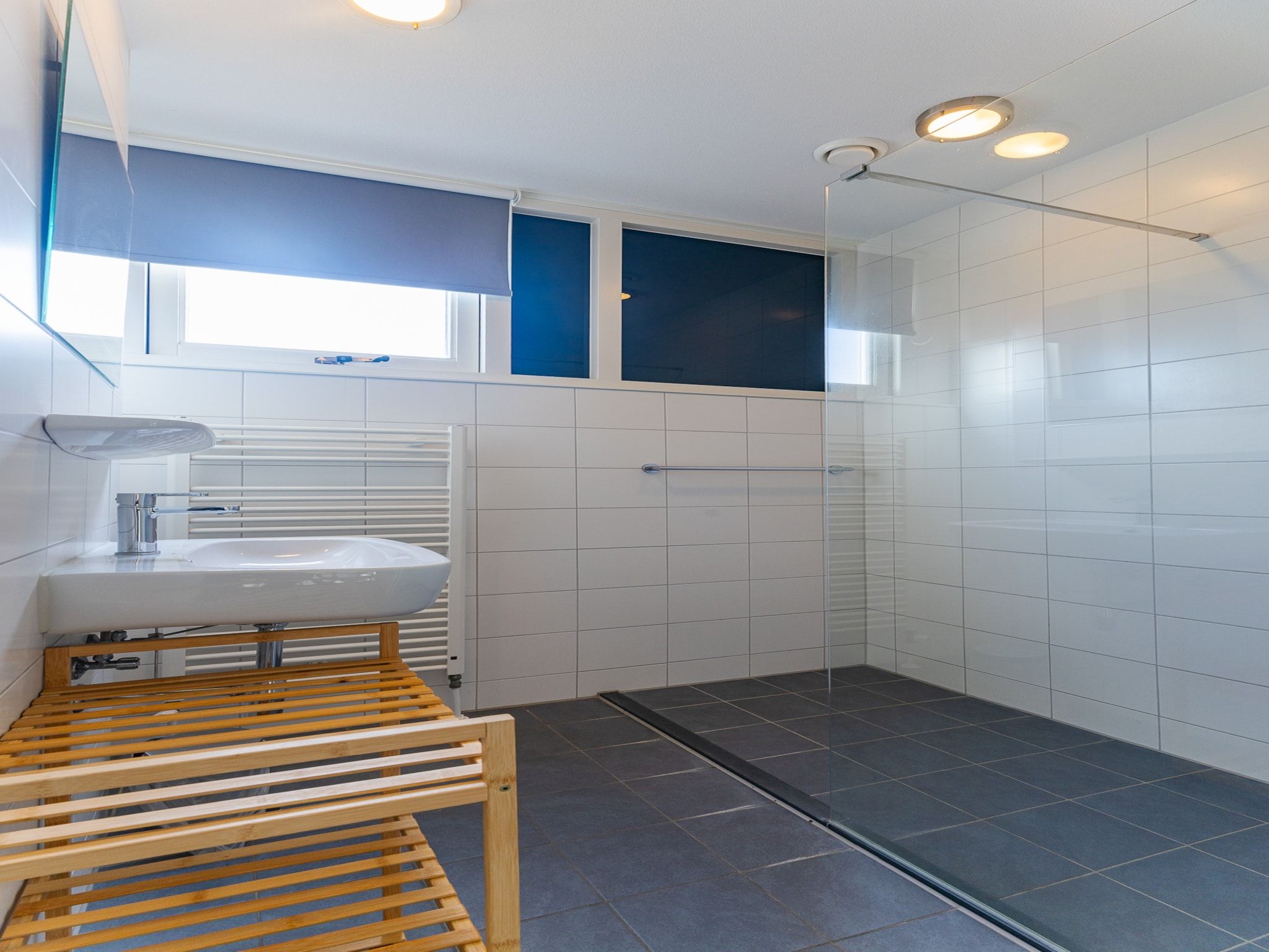 De badkamer van Zonnedorp 7 De Meerpaal in Renesse | Comfortable holiday house close to the beach in Renesse