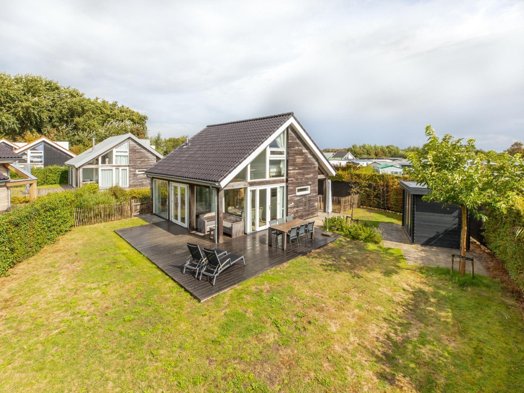 De buitenkant van Zonnedorp Kavel 10 Renesse | Villa near the Beach & with Spacious Garden in Renesse