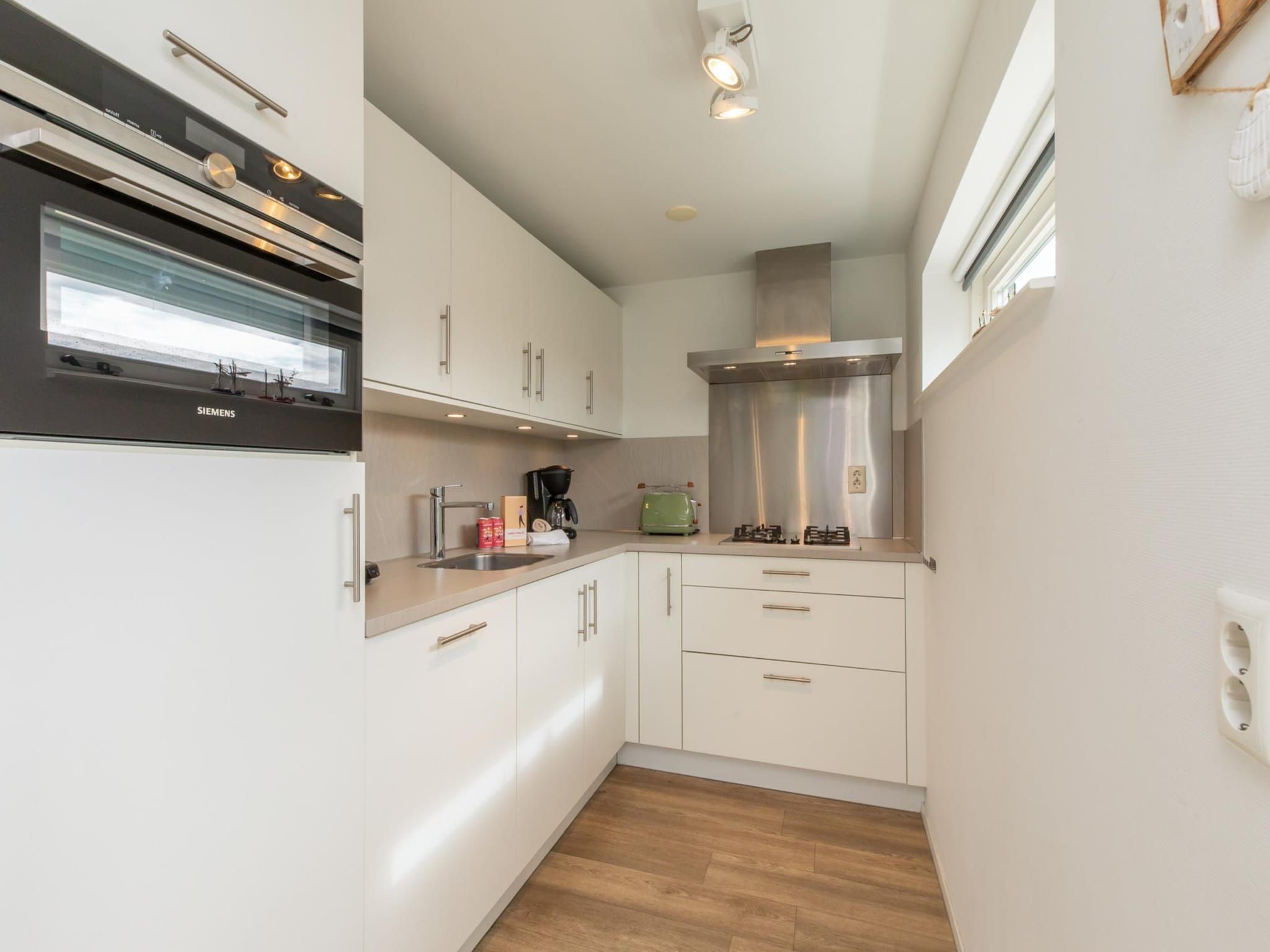De keuken van Zonnedorp Kavel 10 Renesse | Villa near the Beach & with Spacious Garden in Renesse