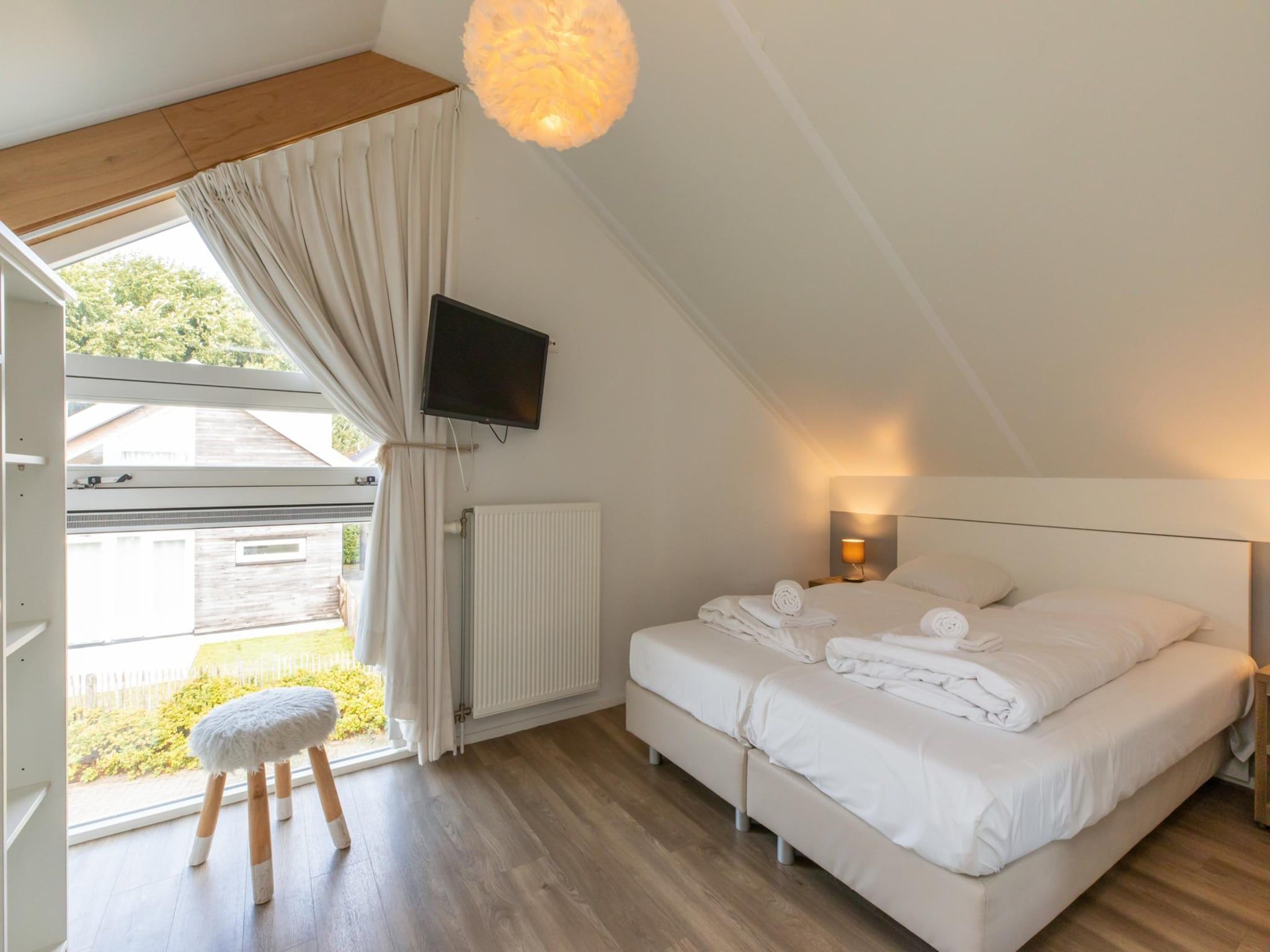 Een slaapkamer van Zonnedorp Kavel 10 Renesse | Villa near the Beach & with Spacious Garden in Renesse
