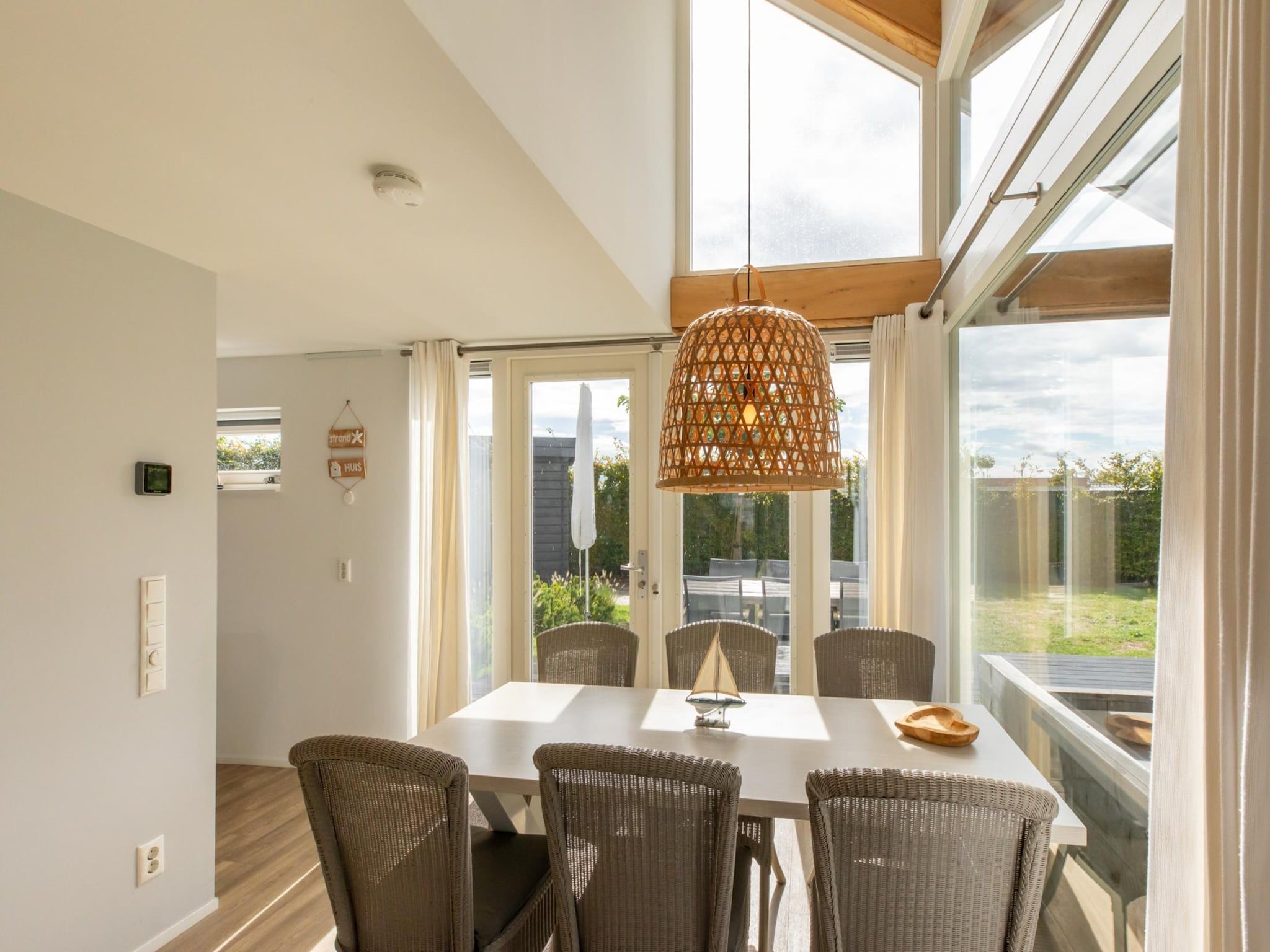 De eetkamer van Zonnedorp Kavel 10 Renesse | Villa near the Beach & with Spacious Garden in Renesse
