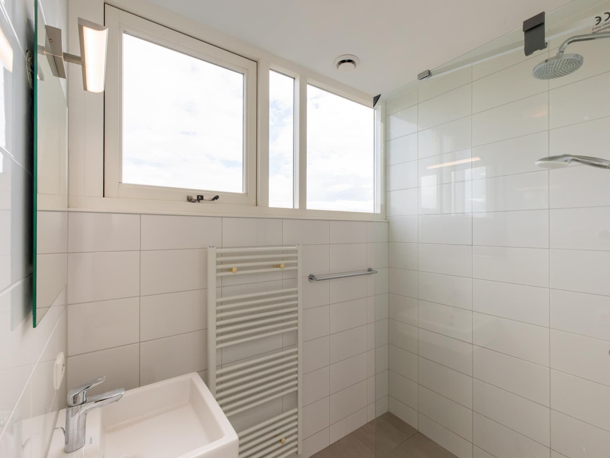 De badkamer van Zonnedorp Kavel 10 Renesse | Villa near the Beach & with Spacious Garden in Renesse