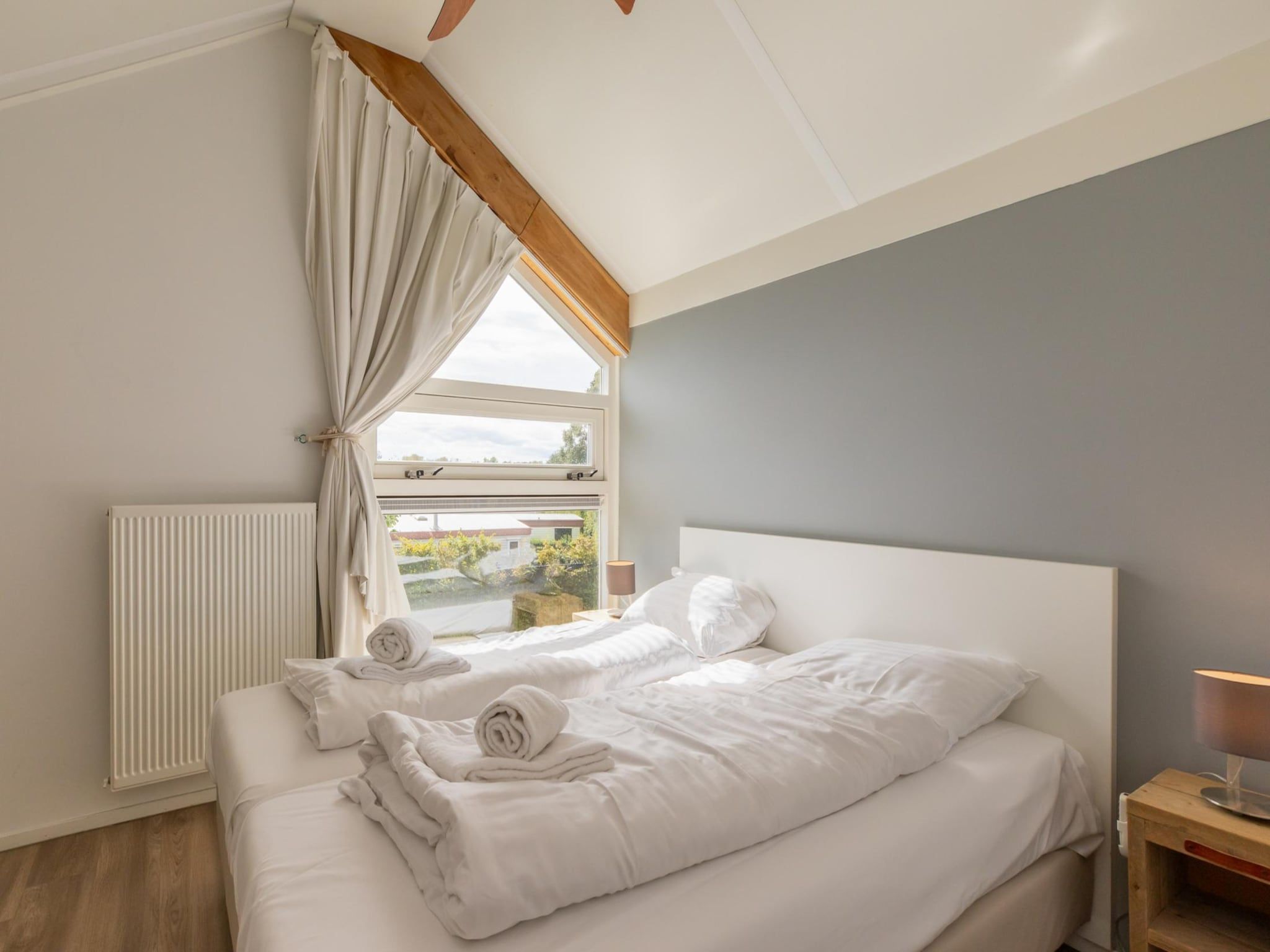 Een slaapkamer van Zonnedorp Kavel 10 Renesse | Villa near the Beach & with Spacious Garden in Renesse