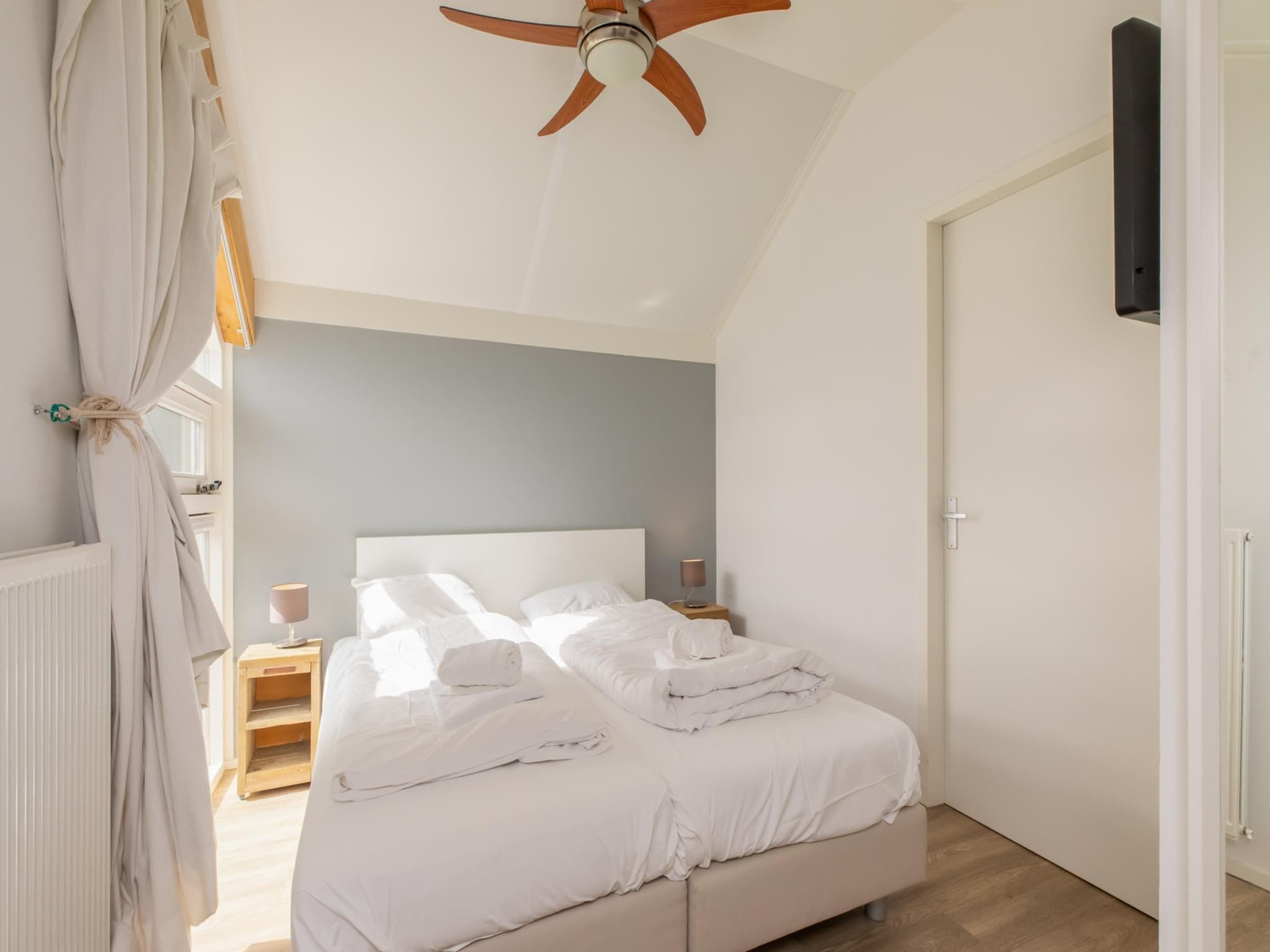 Een slaapkamer van Zonnedorp Kavel 10 Renesse | Villa near the Beach & with Spacious Garden in Renesse