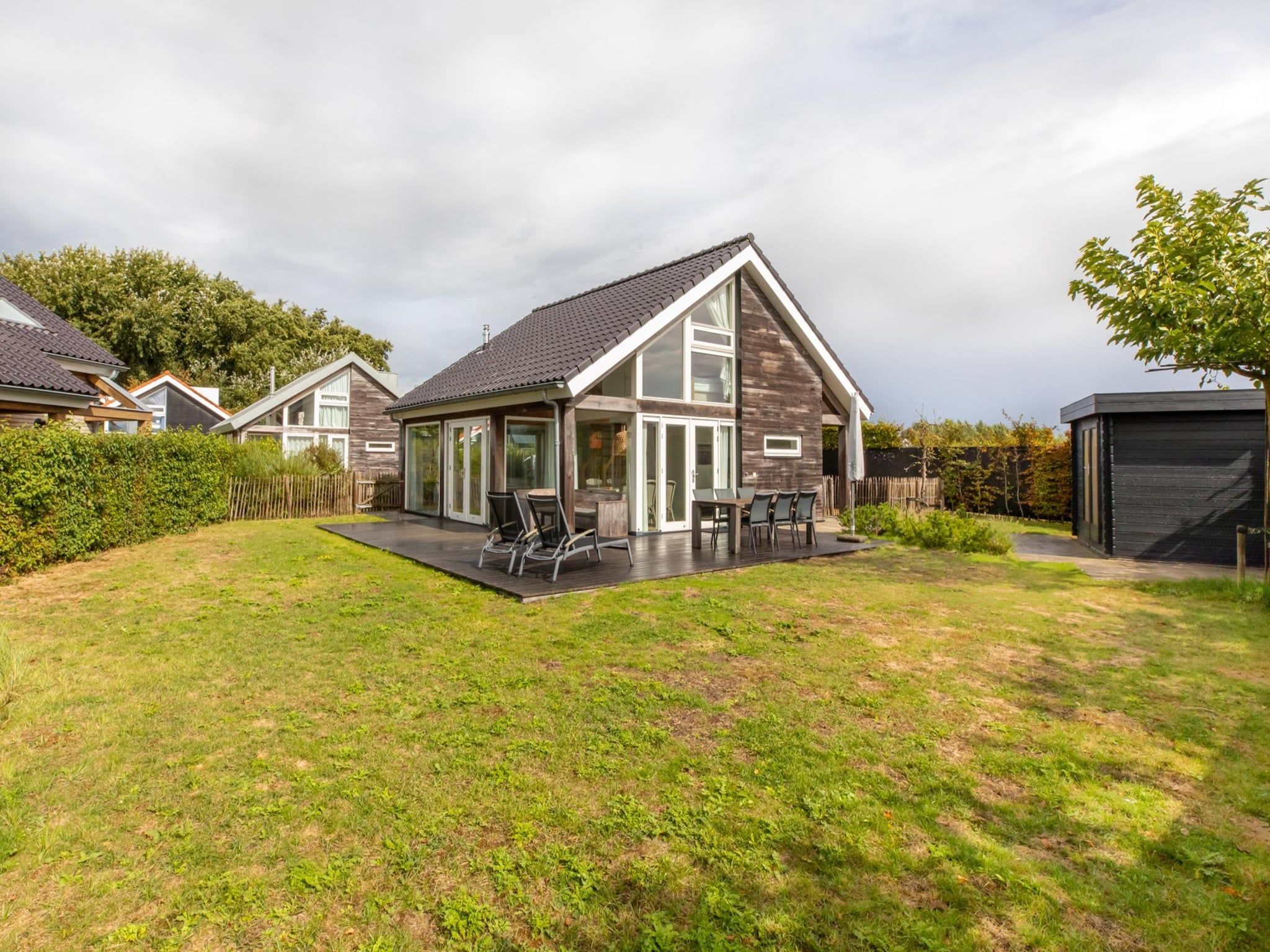 De buitenkant van Zonnedorp Kavel 10 Renesse | Villa near the Beach & with Spacious Garden in Renesse