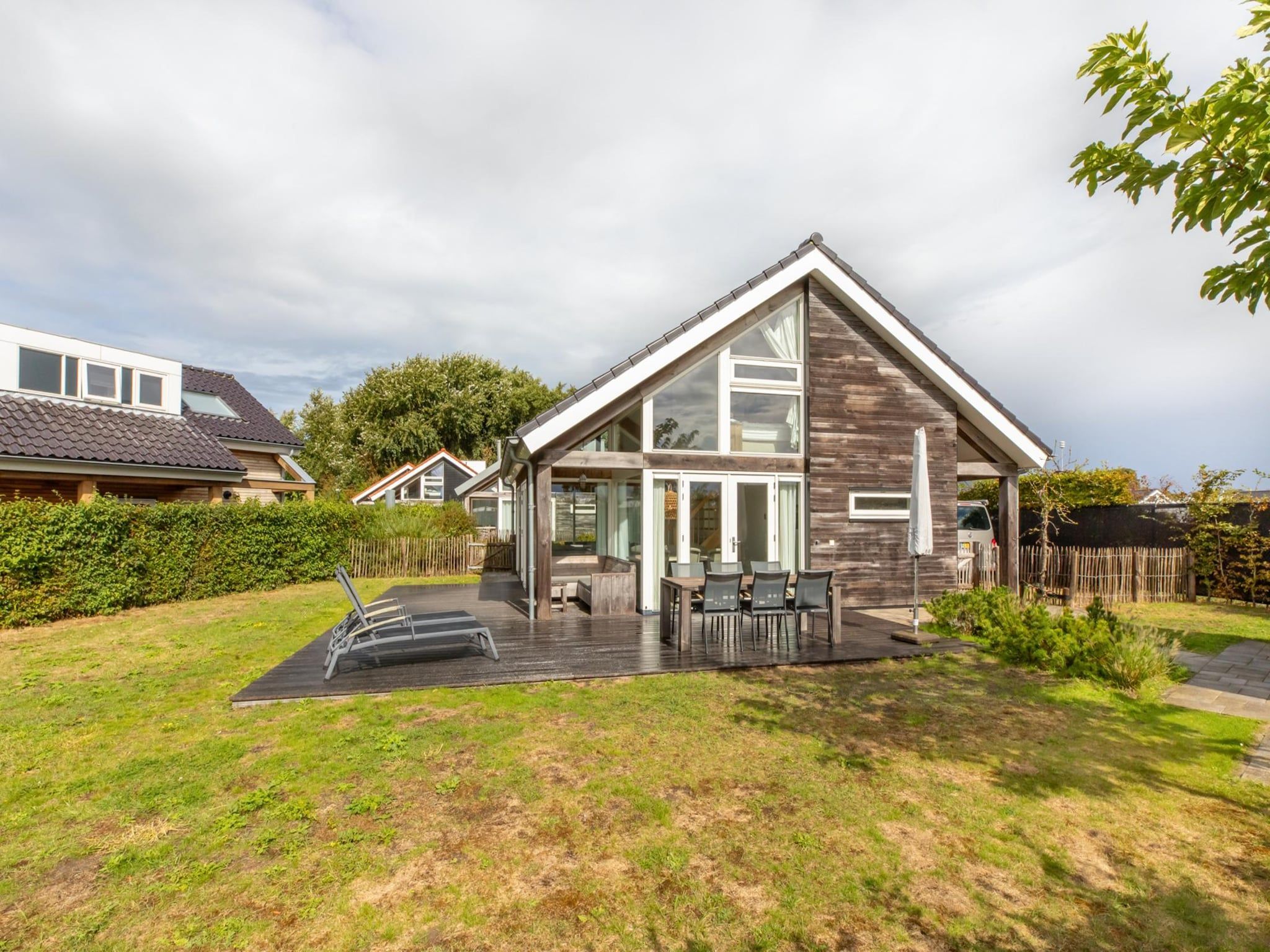 De buitenkant van Zonnedorp Kavel 10 Renesse | Villa near the Beach & with Spacious Garden in Renesse