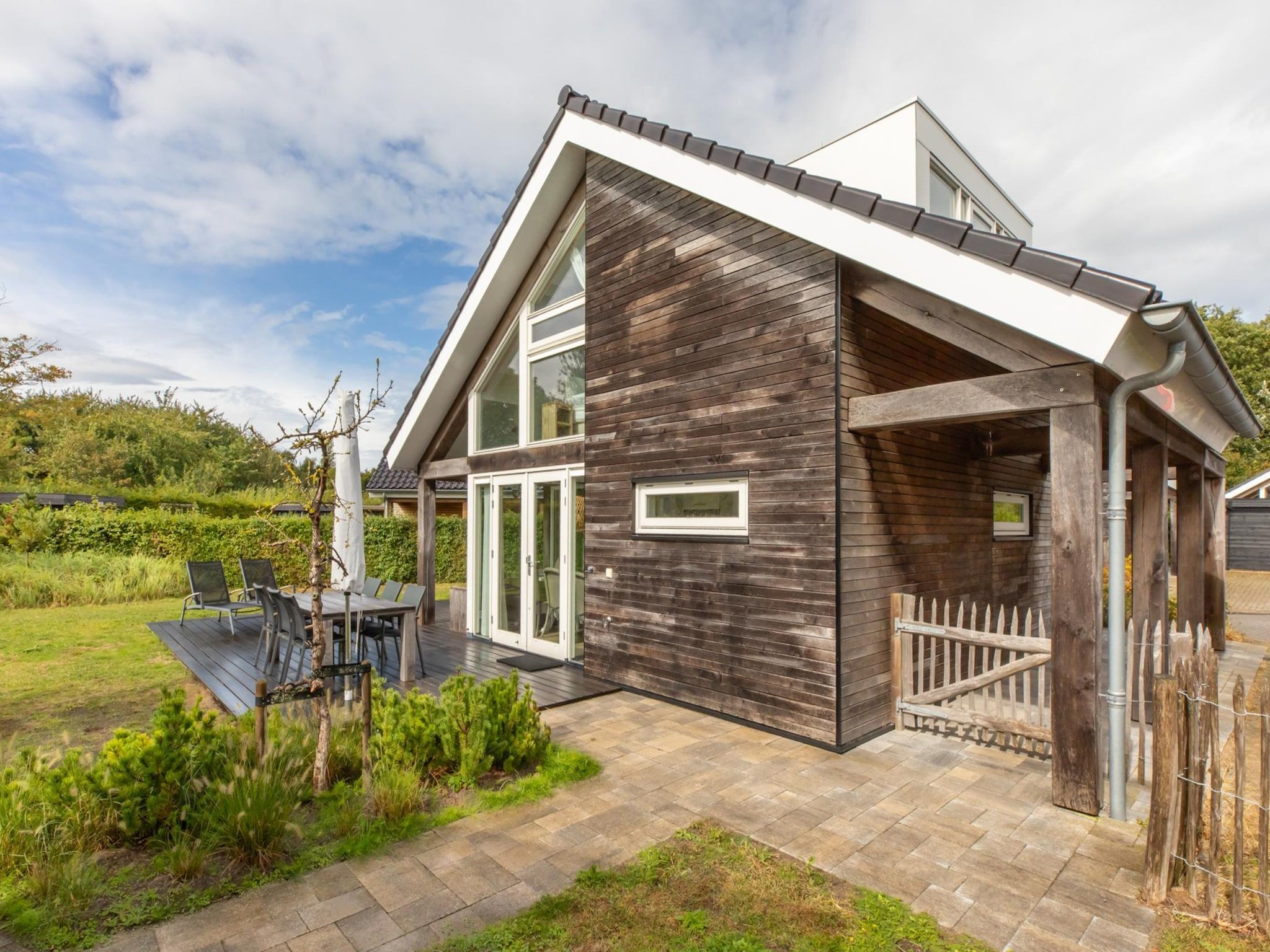 De buitenkant van Zonnedorp Kavel 10 Renesse | Villa near the Beach & with Spacious Garden in Renesse
