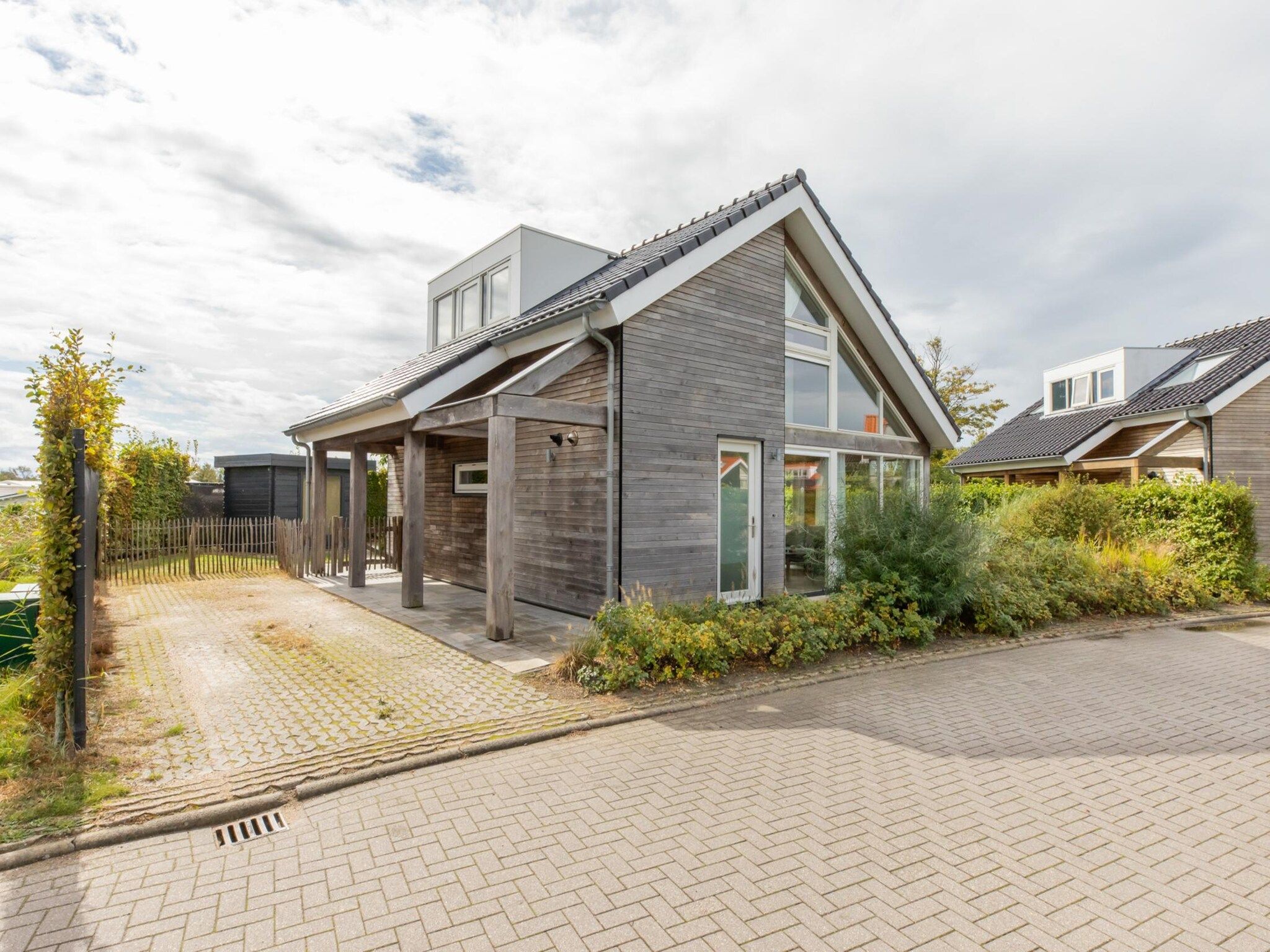 De buitenkant van Zonnedorp Kavel 10 Renesse | Villa near the Beach & with Spacious Garden in Renesse