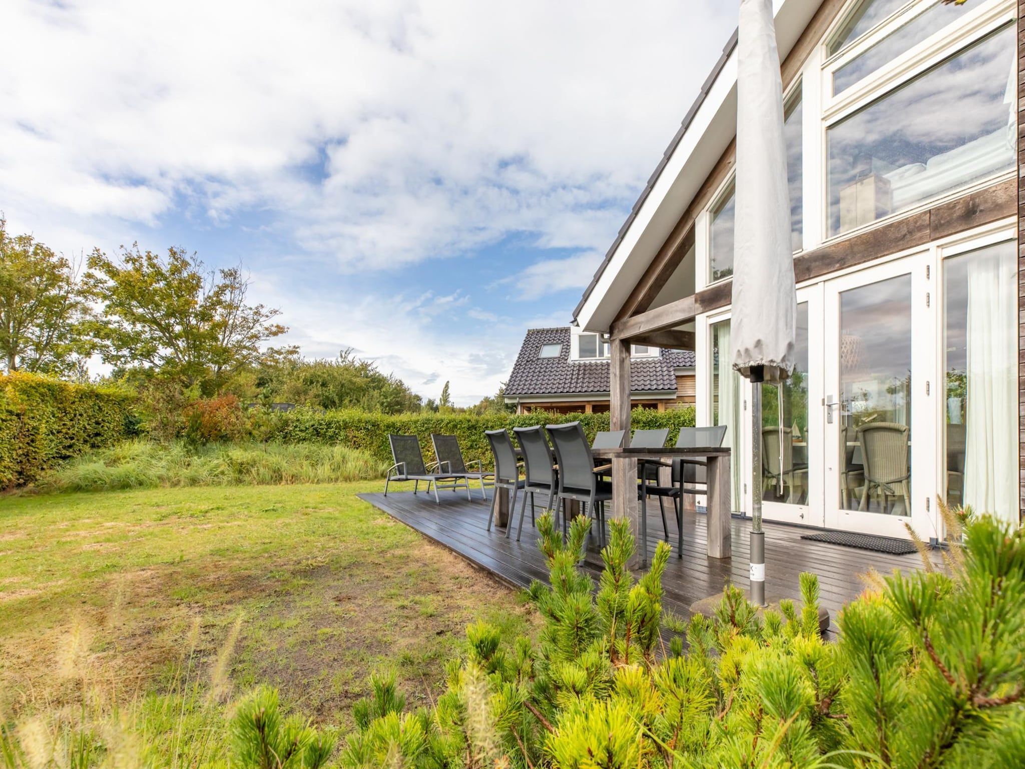 Het terras van Zonnedorp Kavel 10 Renesse | Villa near the Beach & with Spacious Garden in Renesse