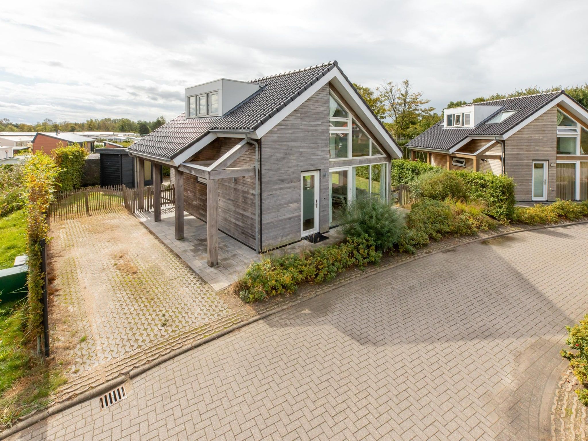 De buitenkant van Zonnedorp Kavel 10 Renesse | Villa near the Beach & with Spacious Garden in Renesse