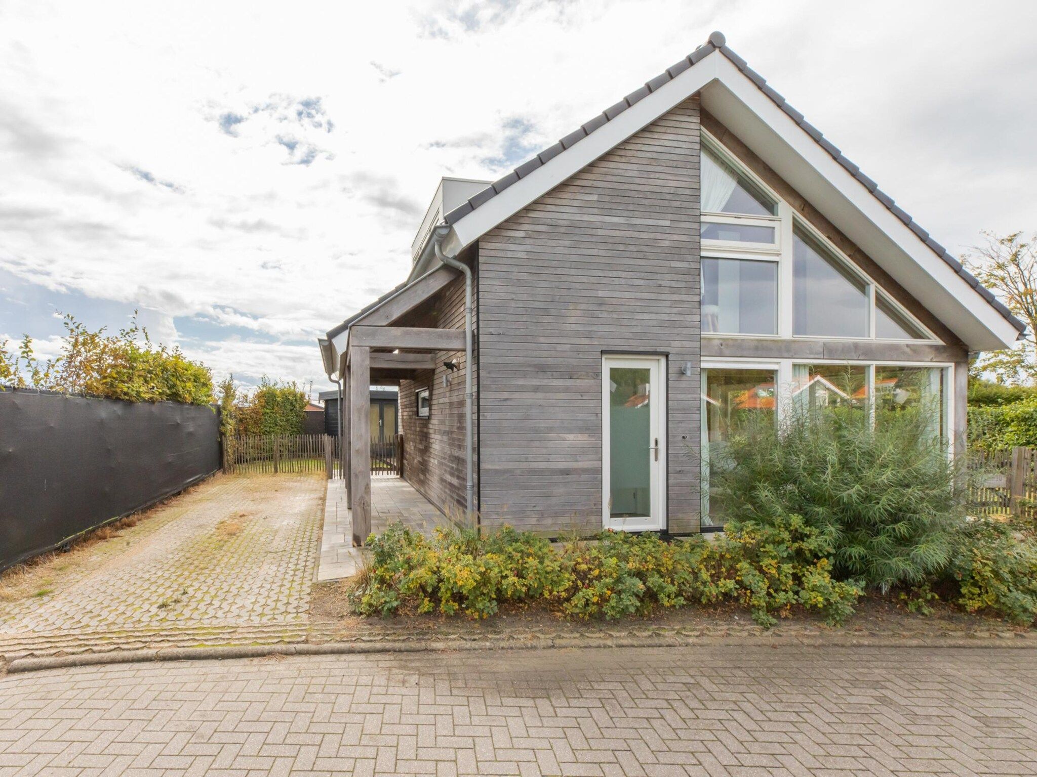 De buitenkant van Zonnedorp Kavel 10 Renesse | Villa near the Beach & with Spacious Garden in Renesse