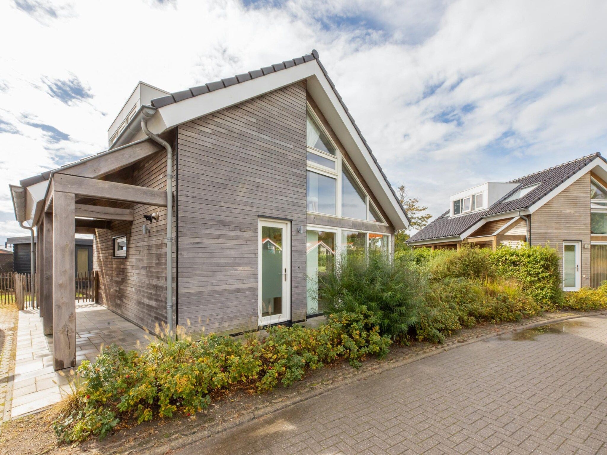 De buitenkant van Zonnedorp Kavel 10 Renesse | Villa near the Beach & with Spacious Garden in Renesse