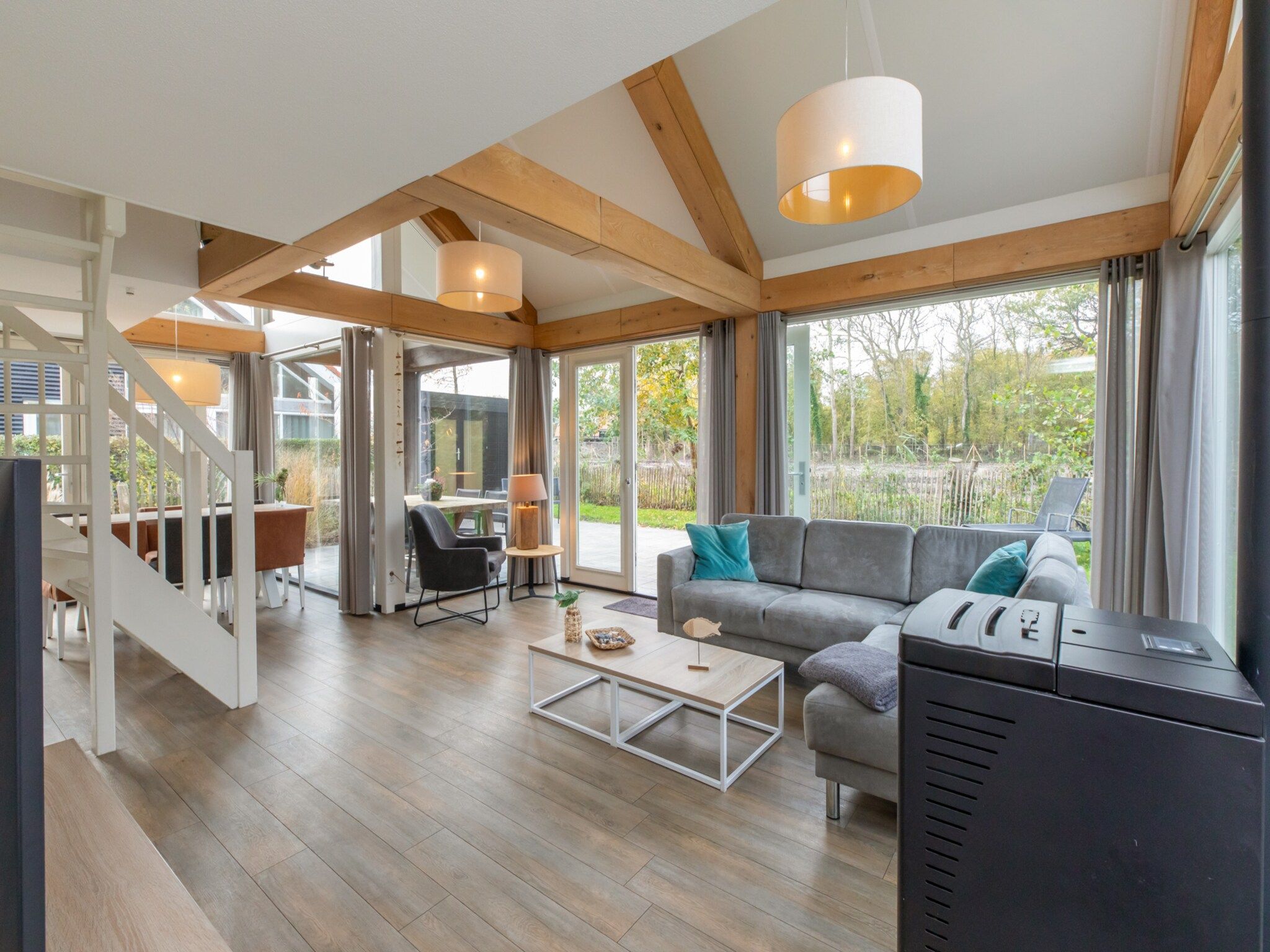 De woonkamer van Zonnedorp 21  Beach Villa Joya Renesse | Luxury Beach Villa with Sauna in Renesse