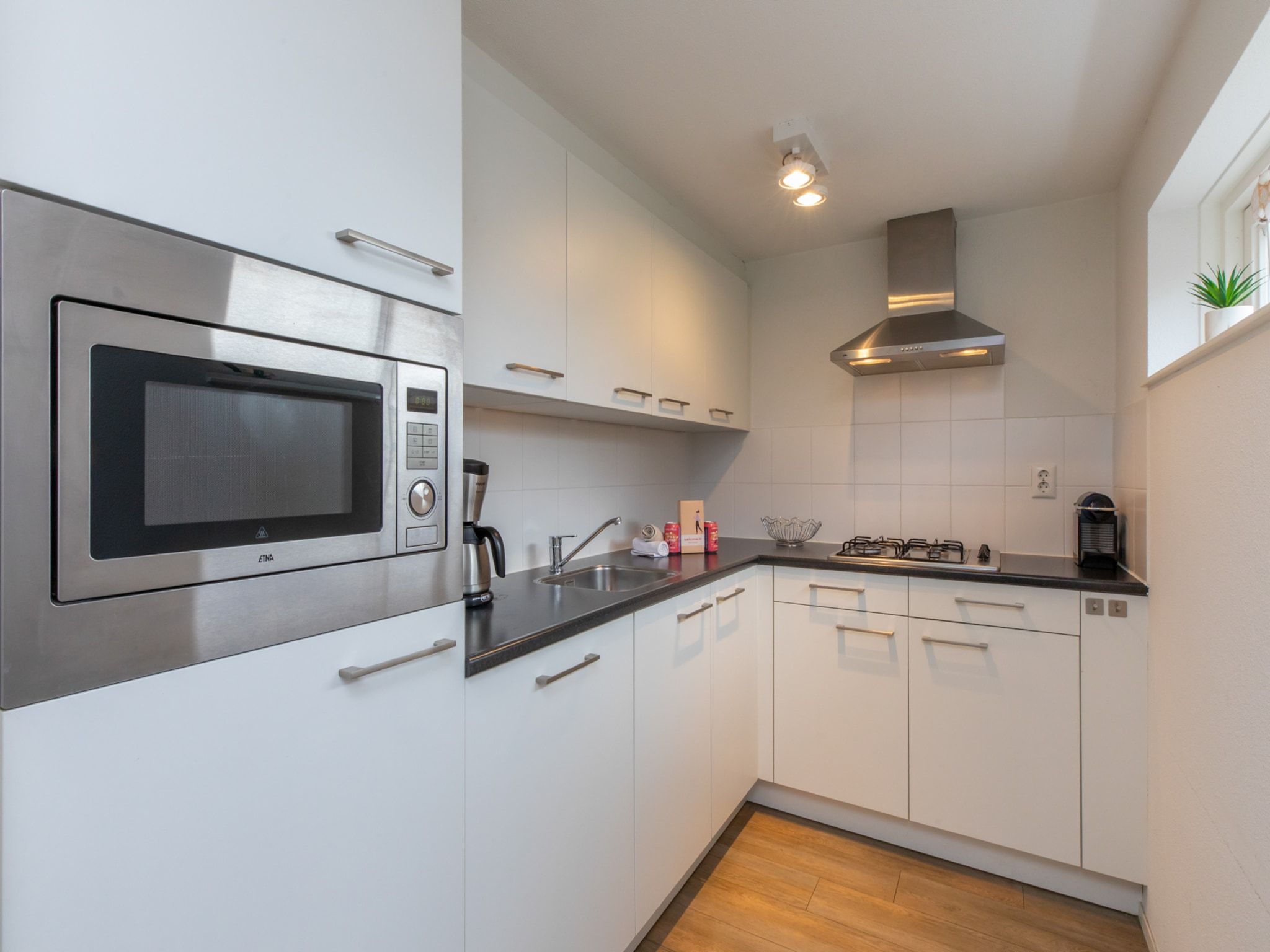 De keuken van Zonnedorp 21  Beach Villa Joya Renesse | Luxury Beach Villa with Sauna in Renesse