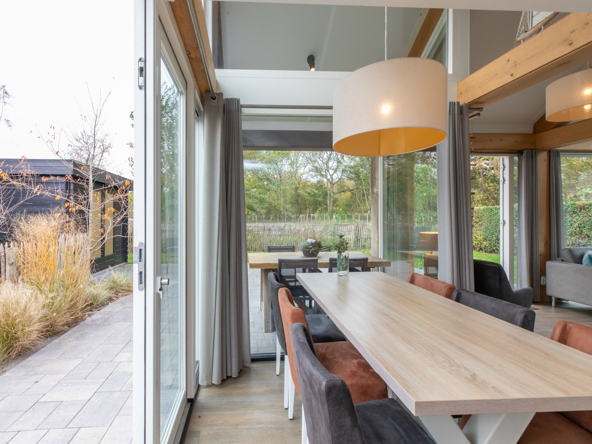 De eetkamer van Zonnedorp 21  Beach Villa Joya Renesse | Luxury Beach Villa with Sauna in Renesse