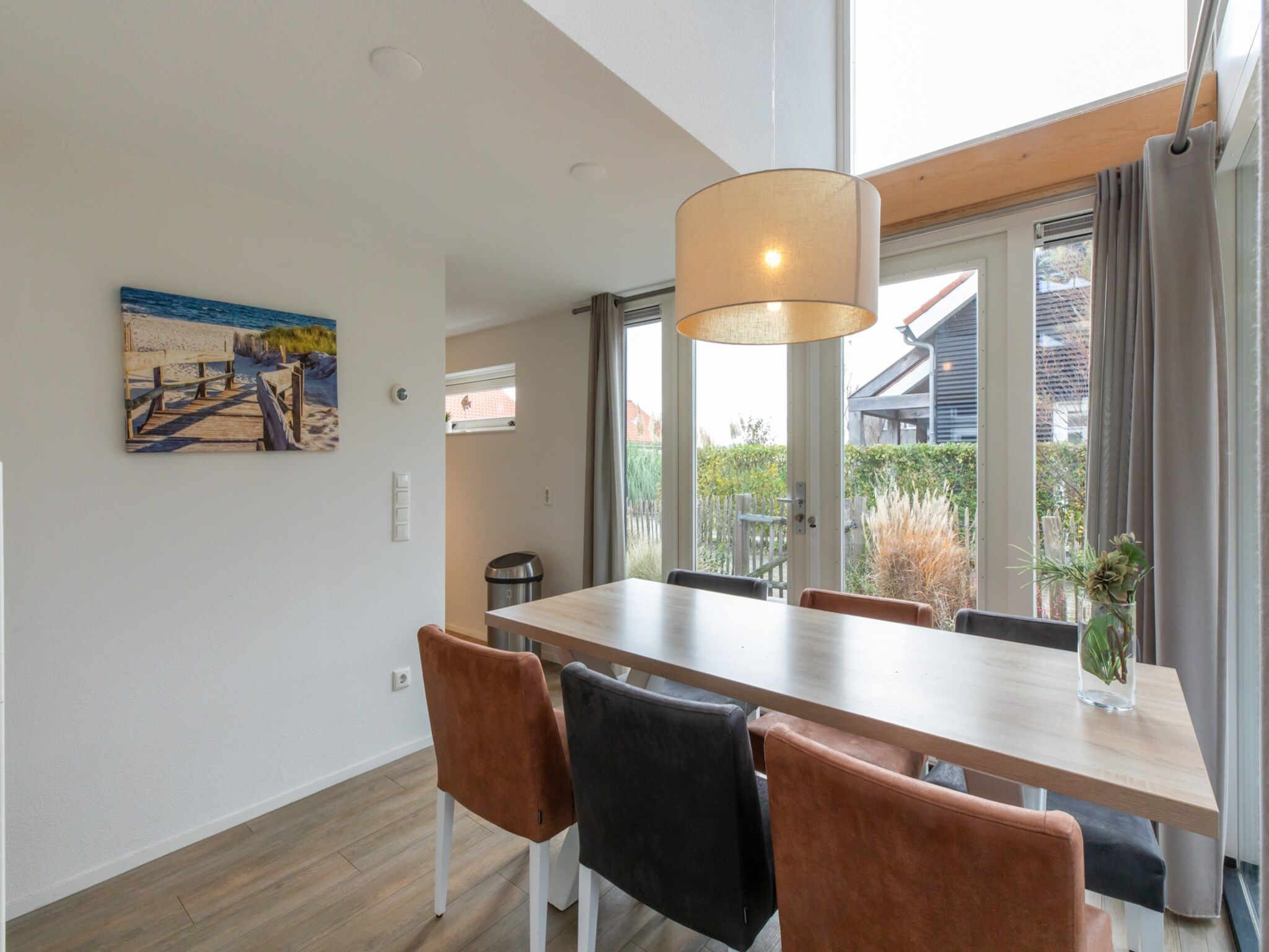 De eetkamer van Zonnedorp 21  Beach Villa Joya Renesse | Luxury Beach Villa with Sauna in Renesse