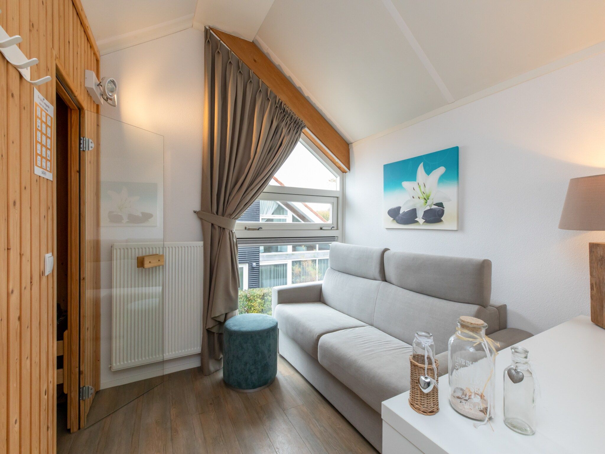 De woonkamer van Zonnedorp 21  Beach Villa Joya Renesse | Luxury Beach Villa with Sauna in Renesse