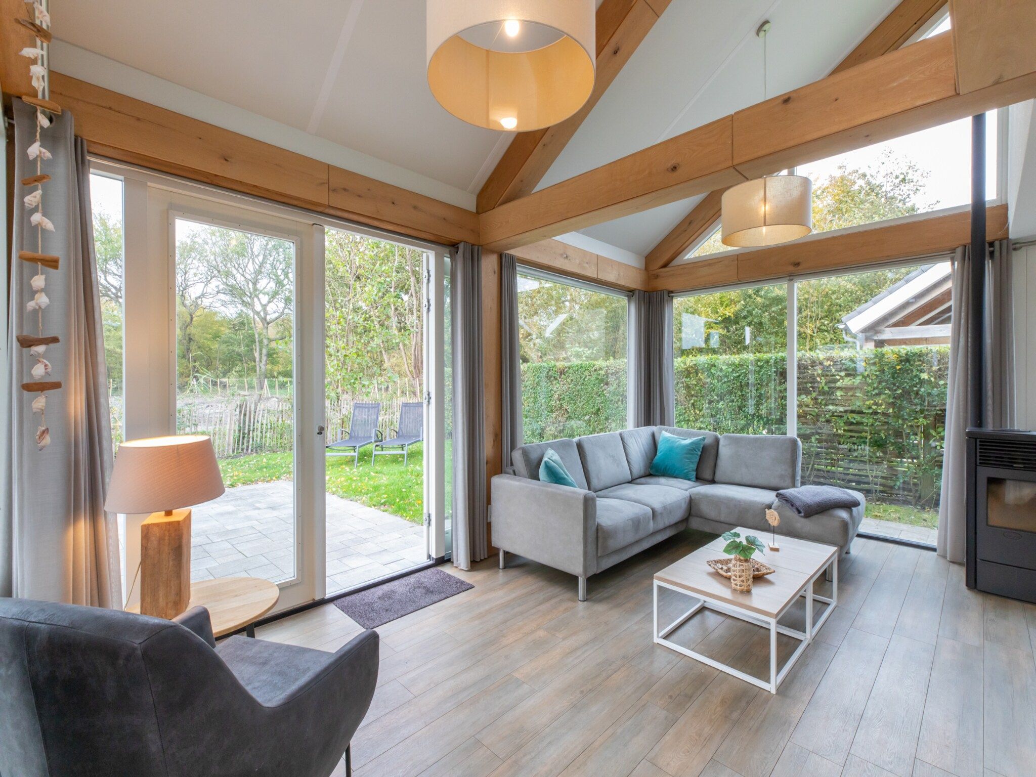 De woonkamer van Zonnedorp 21  Beach Villa Joya Renesse | Luxury Beach Villa with Sauna in Renesse