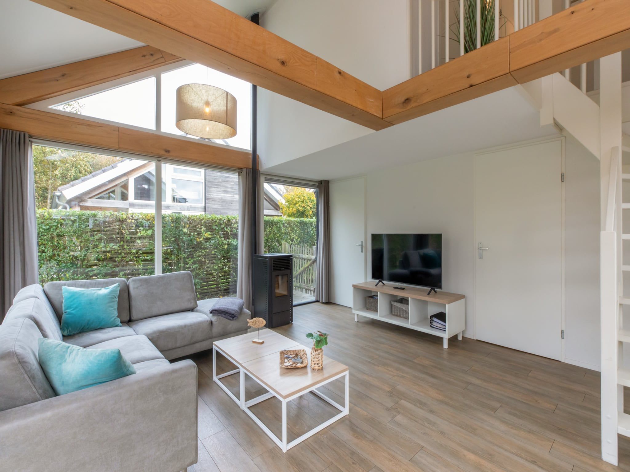 De woonkamer van Zonnedorp 21  Beach Villa Joya Renesse | Luxury Beach Villa with Sauna in Renesse