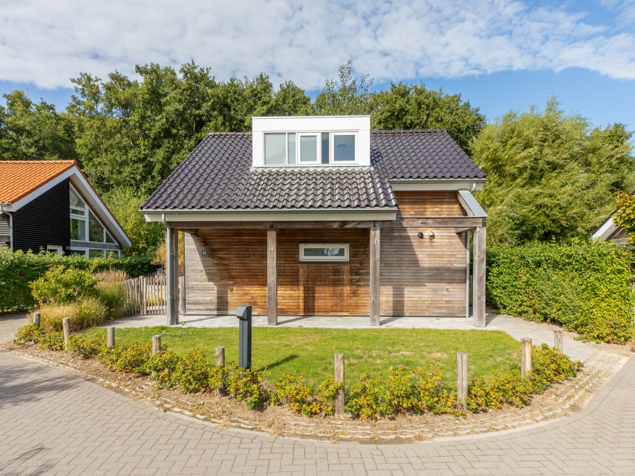 De buitenkant van Zonnedorp 21  Beach Villa Joya Renesse | Luxury Beach Villa with Sauna in Renesse