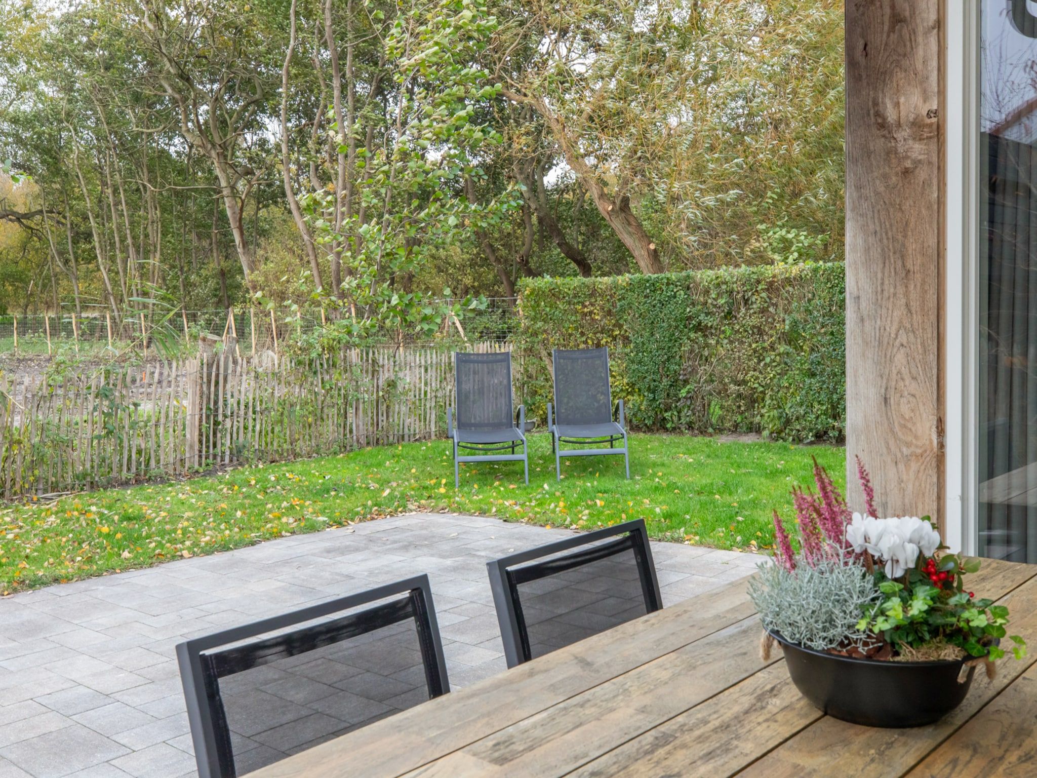 De eetkamer van Zonnedorp 21  Beach Villa Joya Renesse | Luxury Beach Villa with Sauna in Renesse