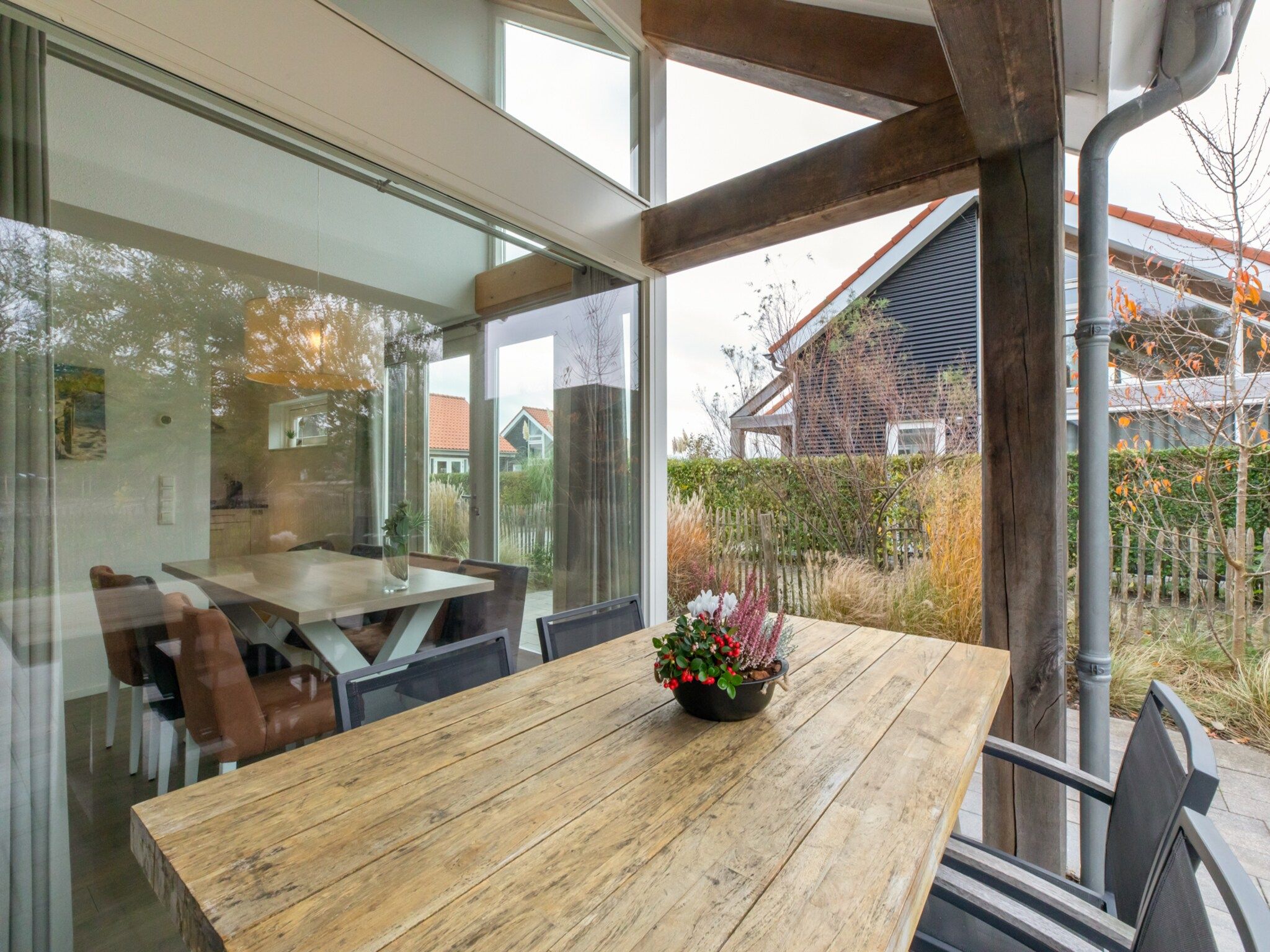 De eetkamer van Zonnedorp 21  Beach Villa Joya Renesse | Luxury Beach Villa with Sauna in Renesse