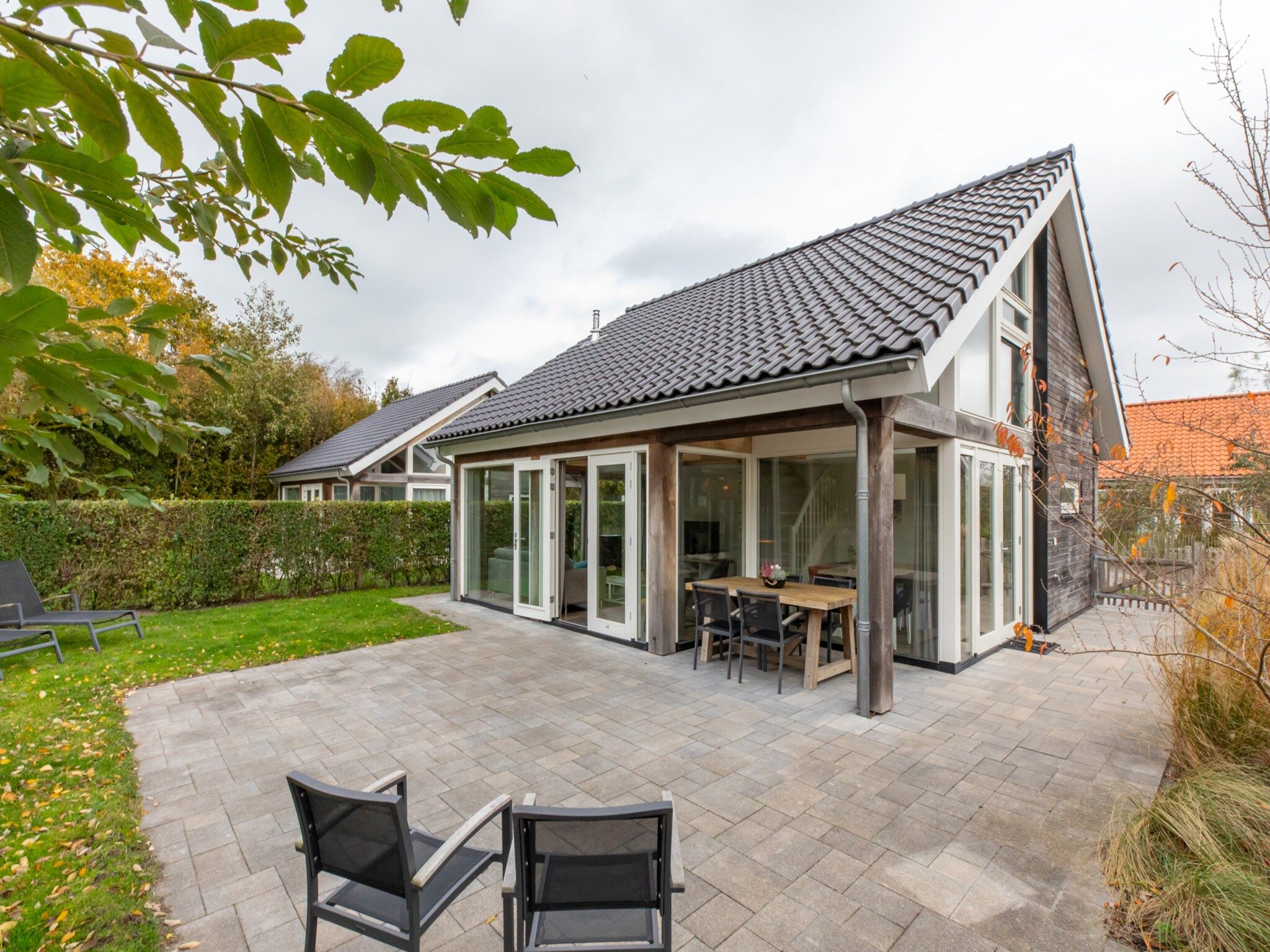 De buitenkant van Zonnedorp 21  Beach Villa Joya Renesse | Luxury Beach Villa with Sauna in Renesse