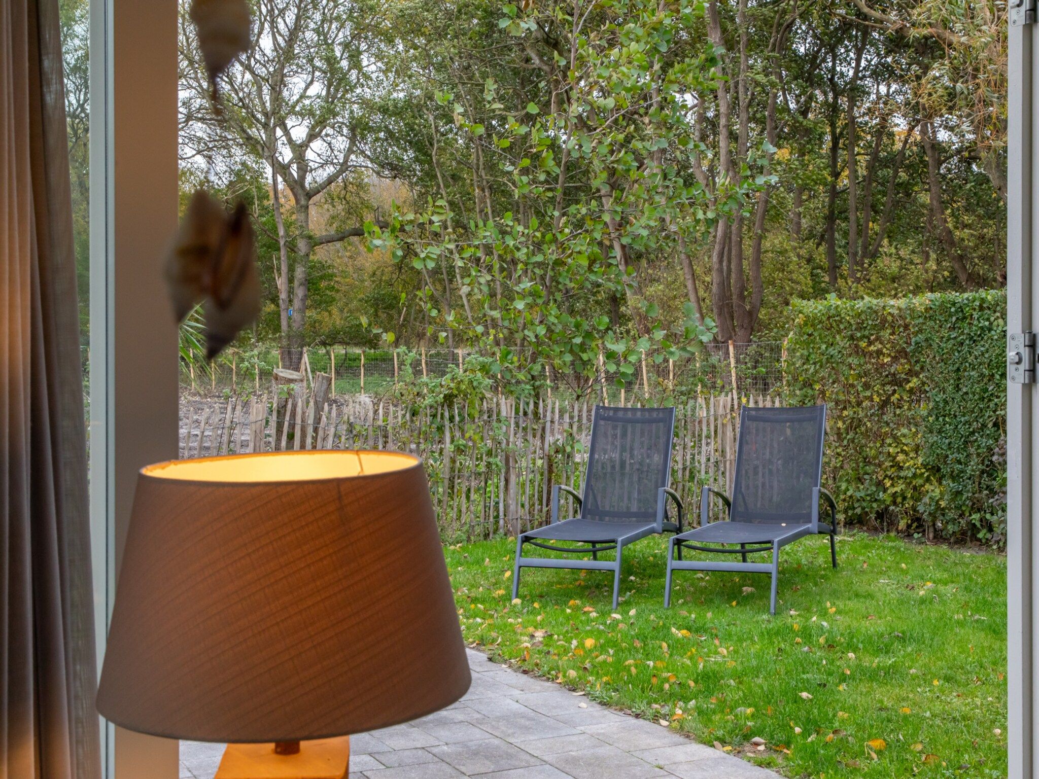 De tuin van Zonnedorp 21  Beach Villa Joya Renesse | Luxury Beach Villa with Sauna in Renesse