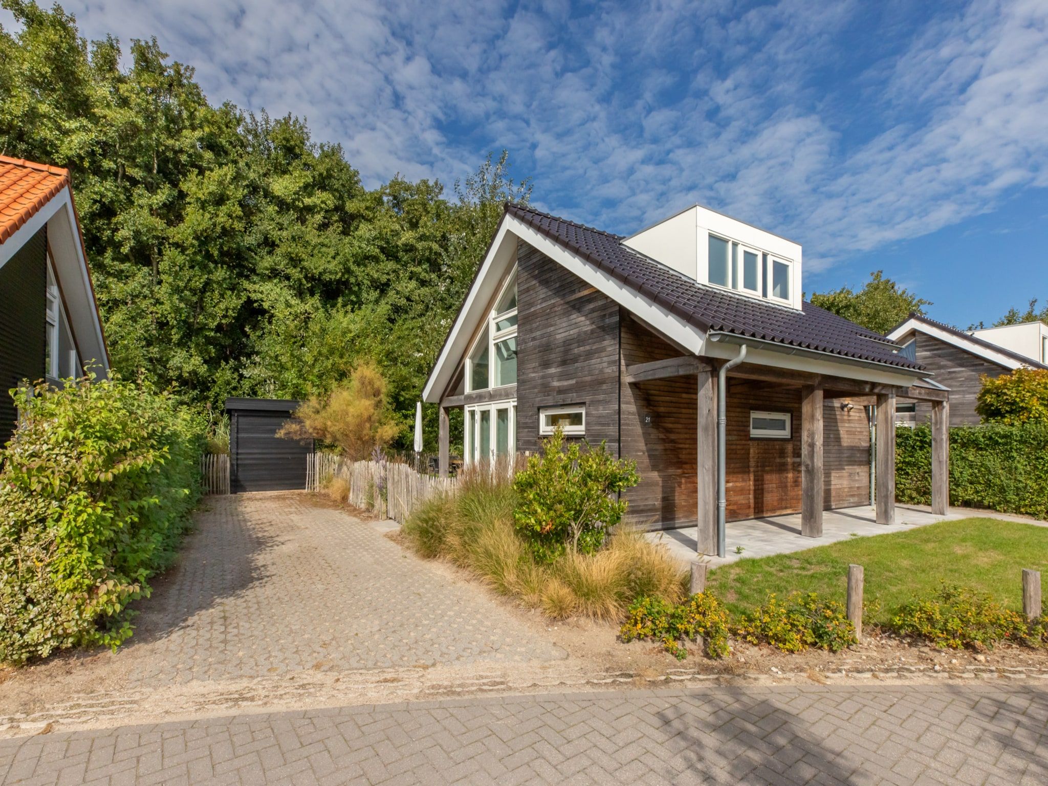 De buitenkant van Zonnedorp 21  Beach Villa Joya Renesse | Luxury Beach Villa with Sauna in Renesse