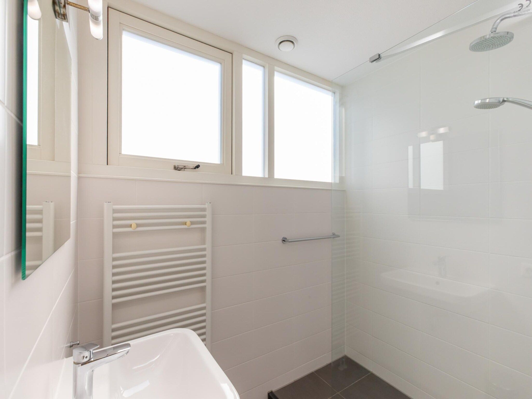 De badkamer van Zonnedorp 23 Zeeland Huis Renesse: Luxury Beach Holiday | Close to North Sea in Renesse