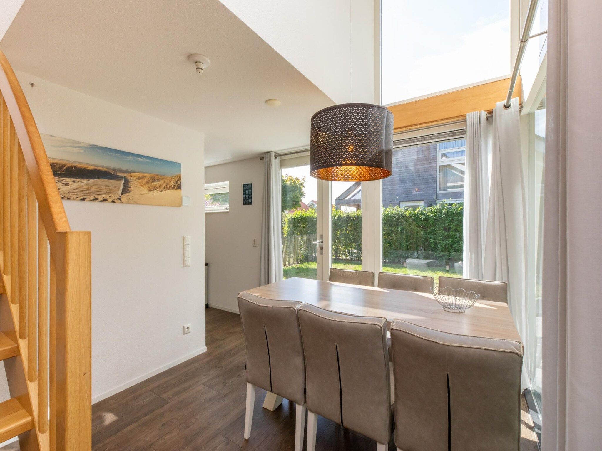 De eetkamer van Zonnedorp 23 Zeeland Huis Renesse: Luxury Beach Holiday | Close to North Sea in Renesse