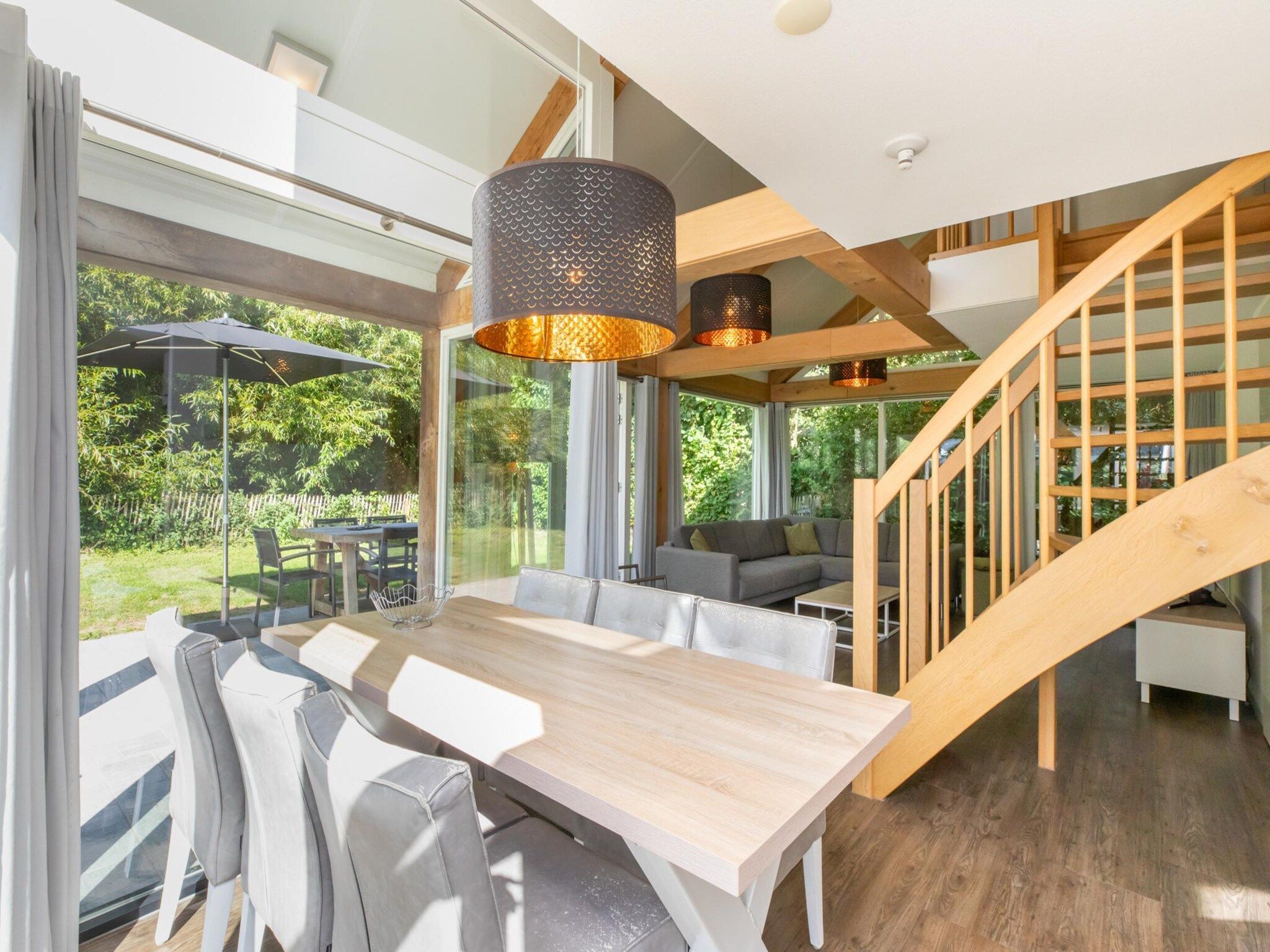 De eetkamer van Zonnedorp 23 Zeeland Huis Renesse: Luxury Beach Holiday | Close to North Sea in Renesse