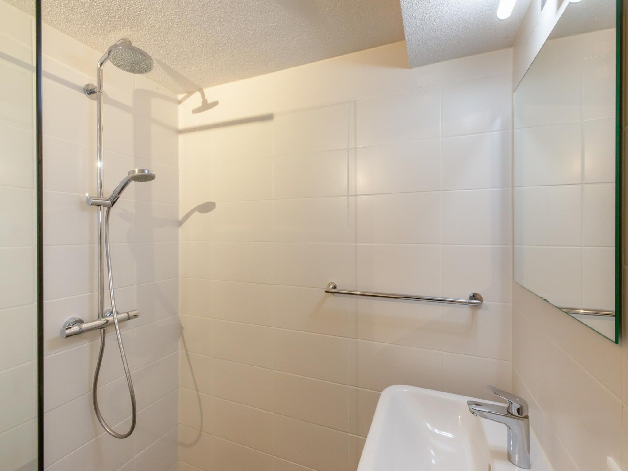 De badkamer van Zonnedorp 23 Zeeland Huis Renesse: Luxury Beach Holiday | Close to North Sea in Renesse