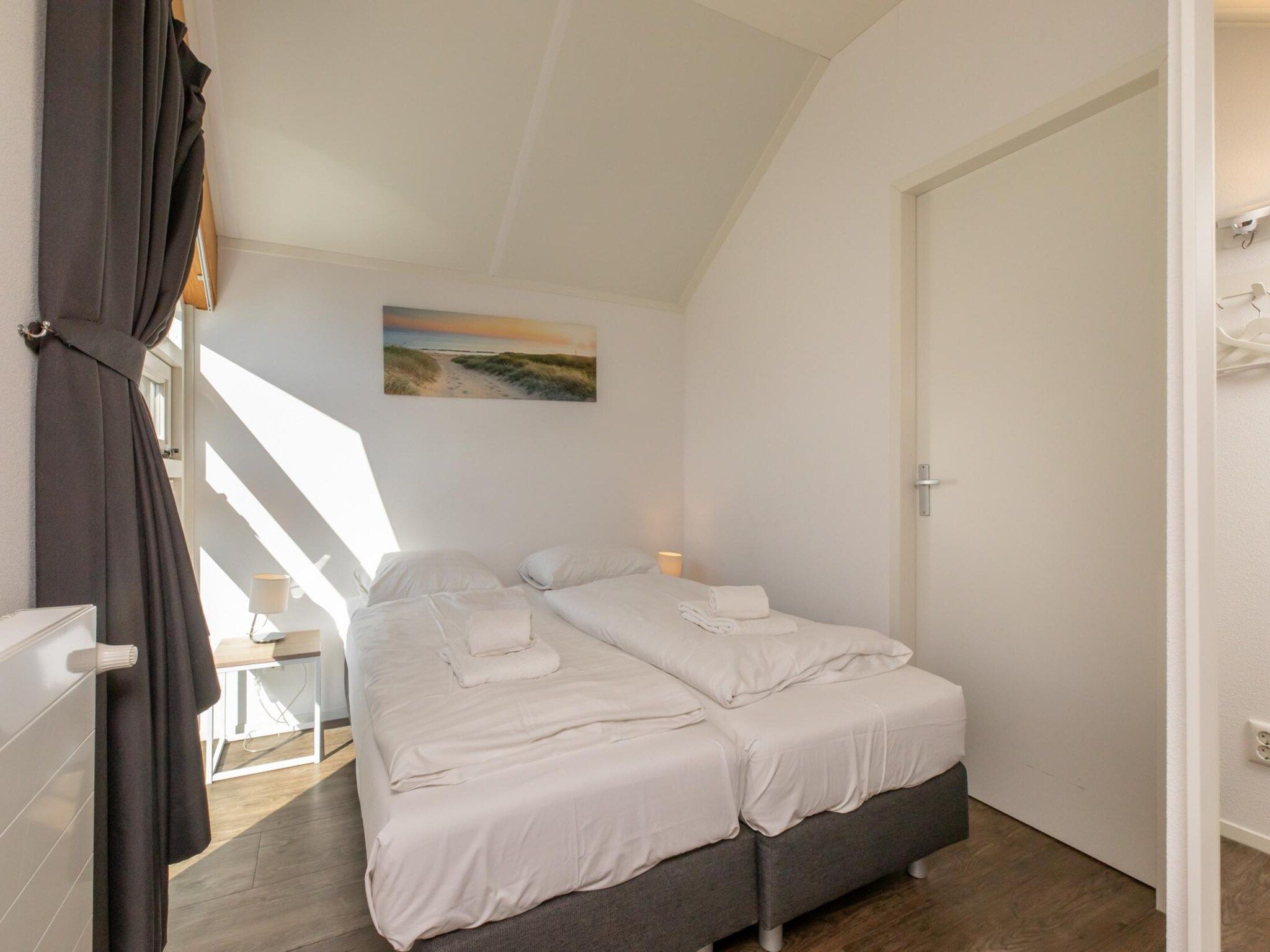 Een slaapkamer van Zonnedorp 23 Zeeland Huis Renesse: Luxury Beach Holiday | Close to North Sea in Renesse