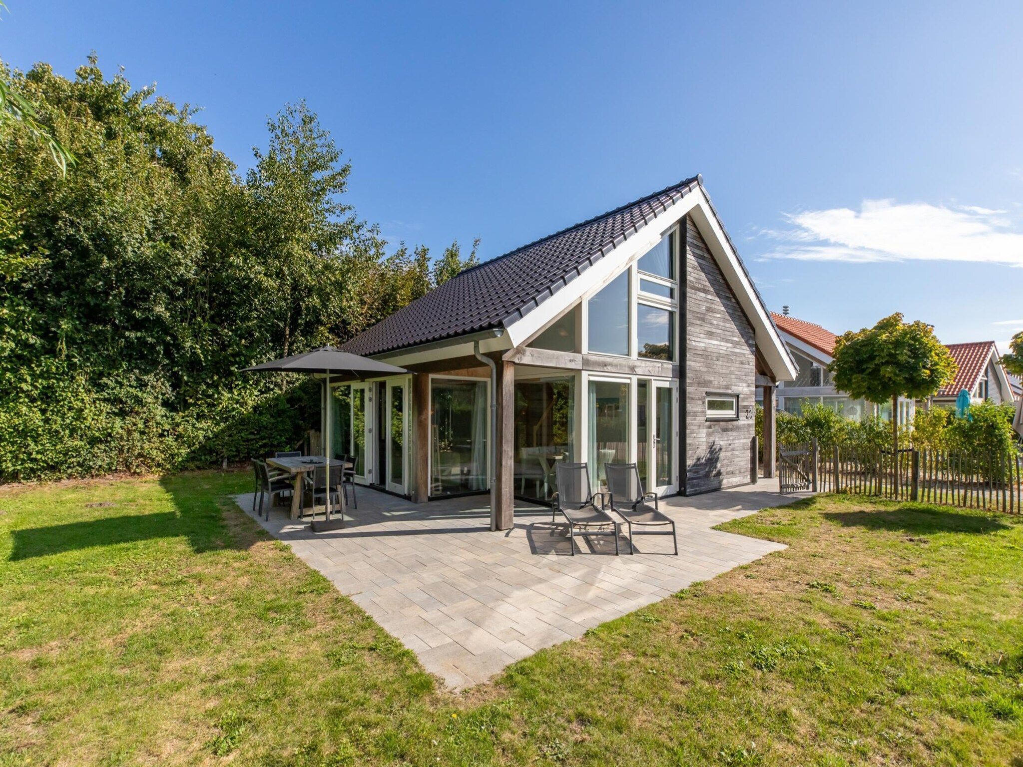 De buitenkant van Zonnedorp 23 Zeeland Huis Renesse: Luxury Beach Holiday | Close to North Sea in Renesse
