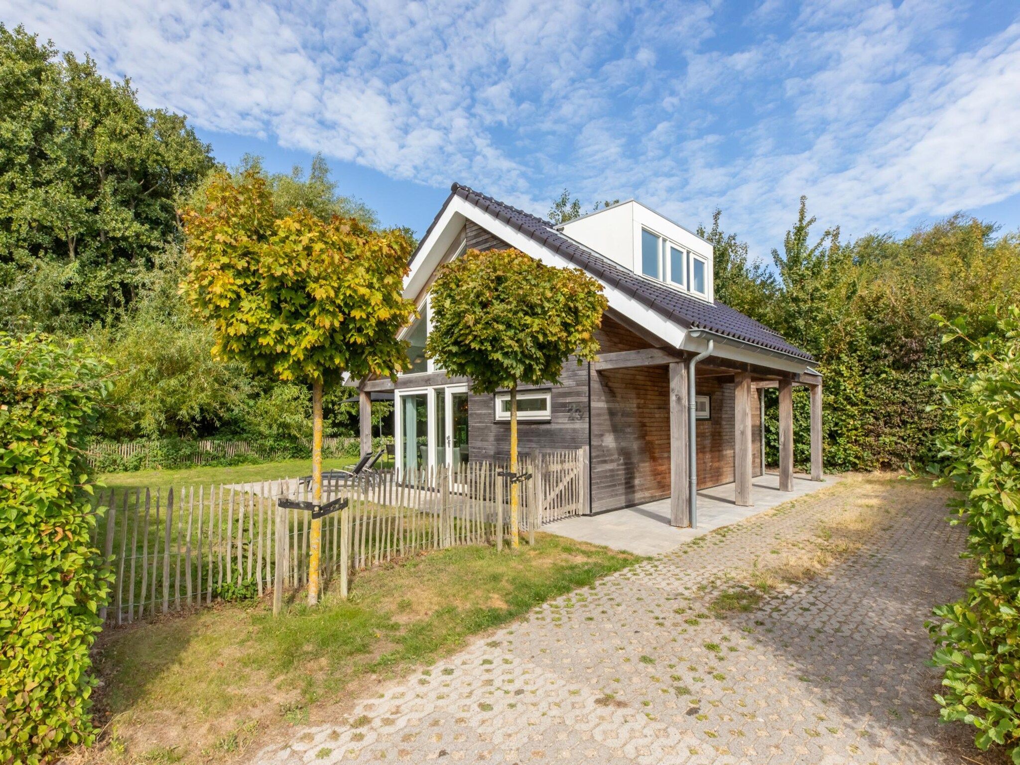 De buitenkant van Zonnedorp 23 Zeeland Huis Renesse: Luxury Beach Holiday | Close to North Sea in Renesse