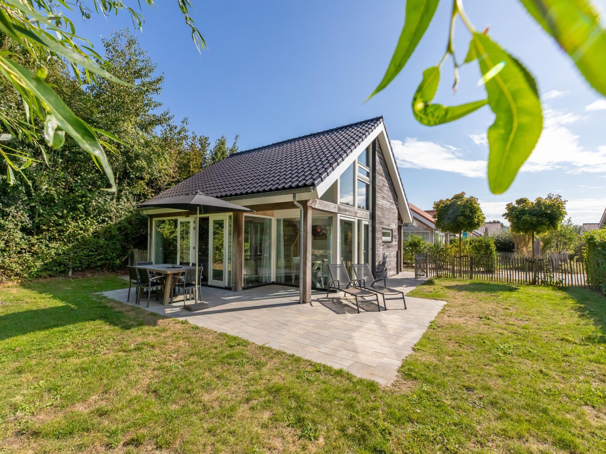 De buitenkant van Zonnedorp 23 Zeeland Huis Renesse: Luxury Beach Holiday | Close to North Sea in Renesse