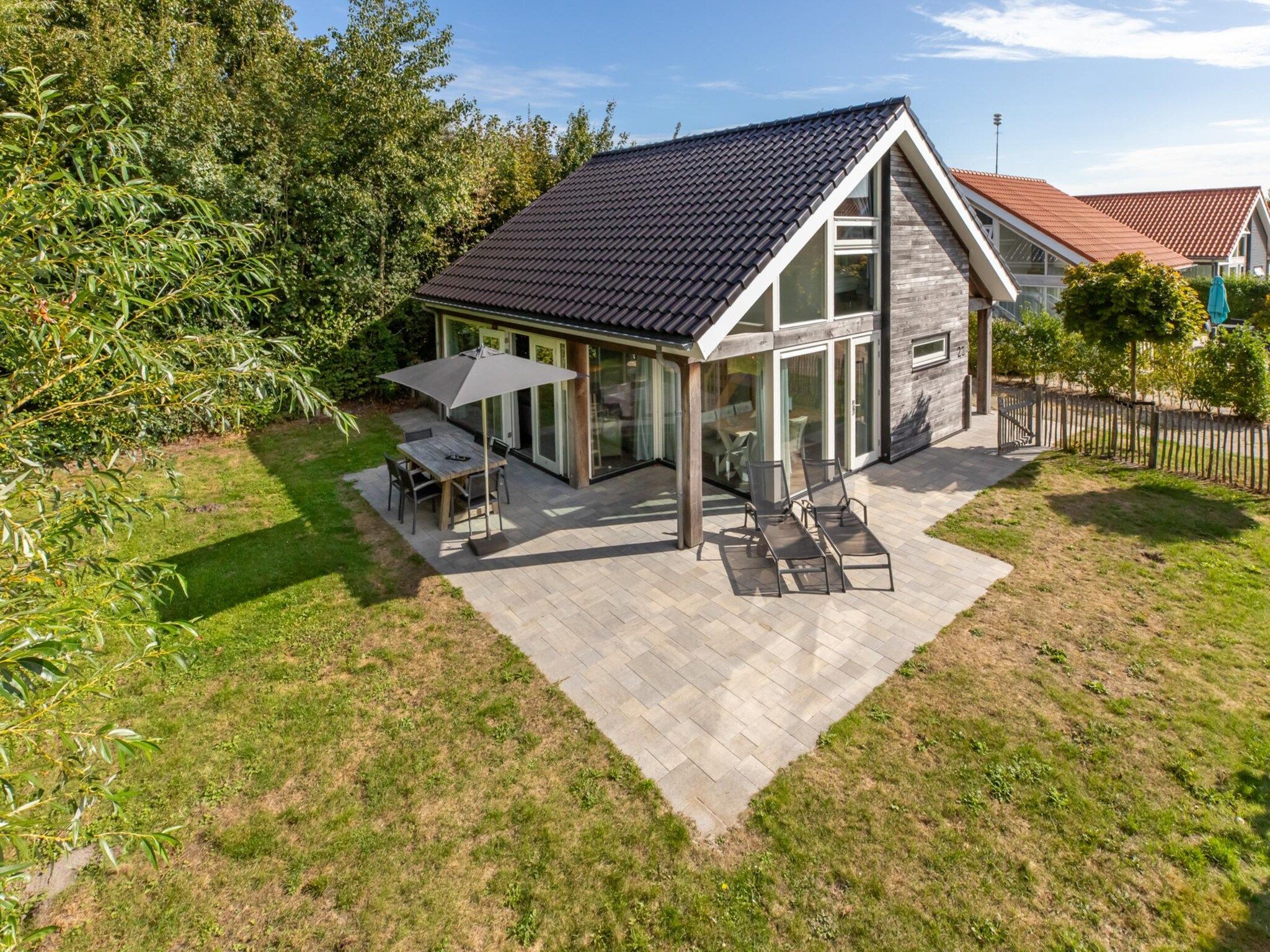De buitenkant van Zonnedorp 23 Zeeland Huis Renesse: Luxury Beach Holiday | Close to North Sea in Renesse