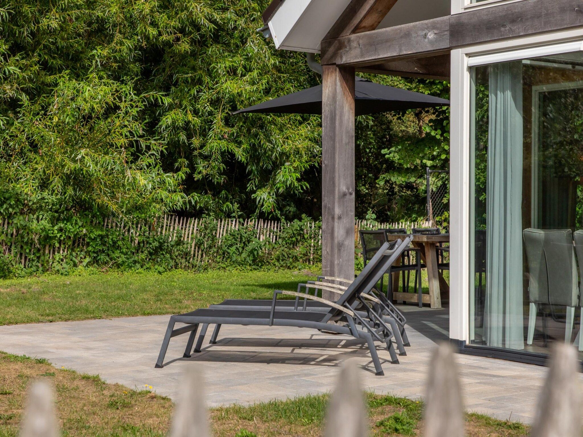 Het terras van Zonnedorp 23 Zeeland Huis Renesse: Luxury Beach Holiday | Close to North Sea in Renesse