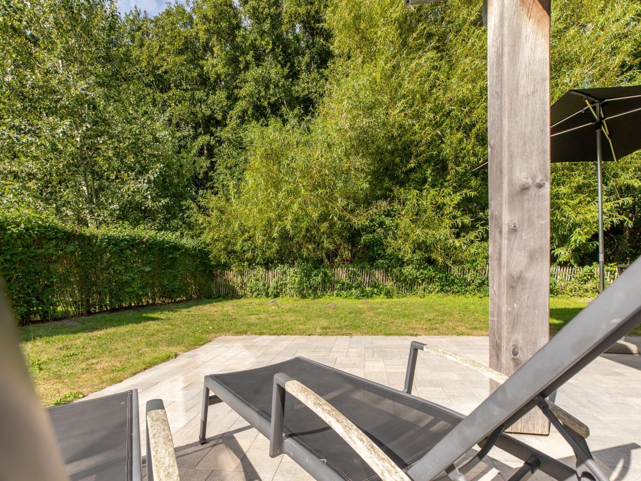 De tuin van Zonnedorp 23 Zeeland Huis Renesse: Luxury Beach Holiday | Close to North Sea in Renesse