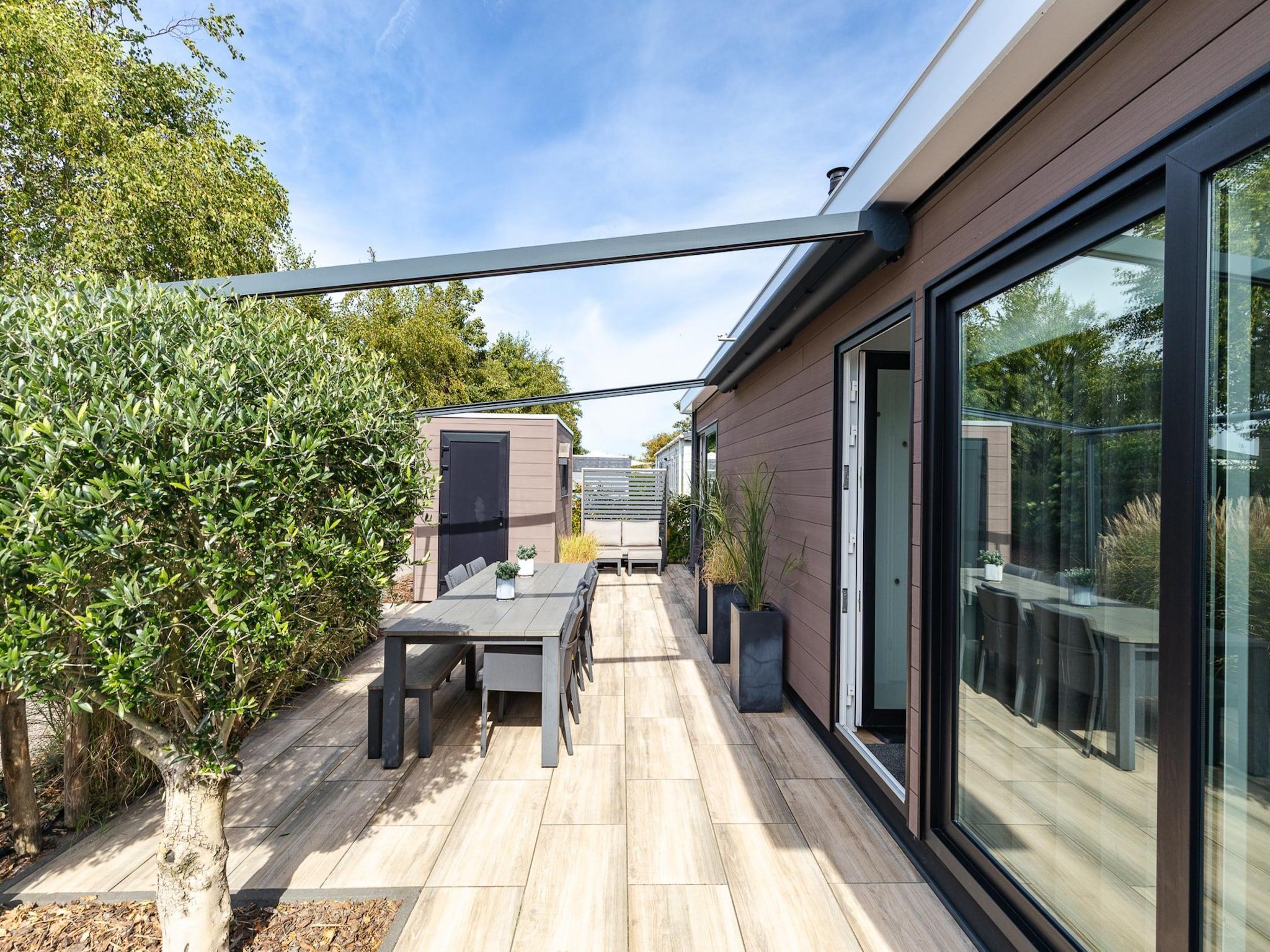 Het terras van Chalet Julianahoeve | Beachhouse Renesse 2645 in Renesse