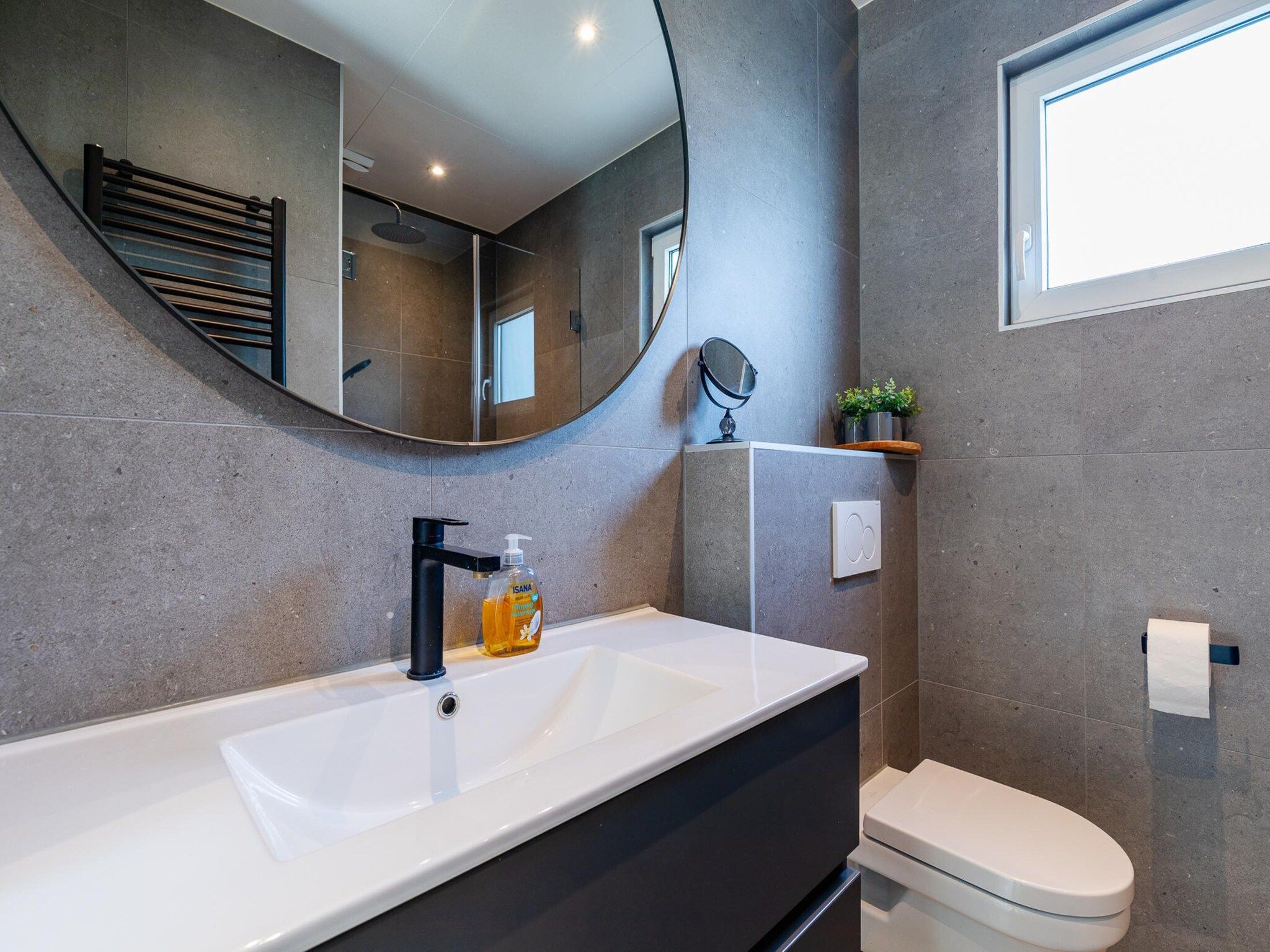De badkamer van Chalet Julianahoeve | Beachhouse Renesse 2645 in Renesse